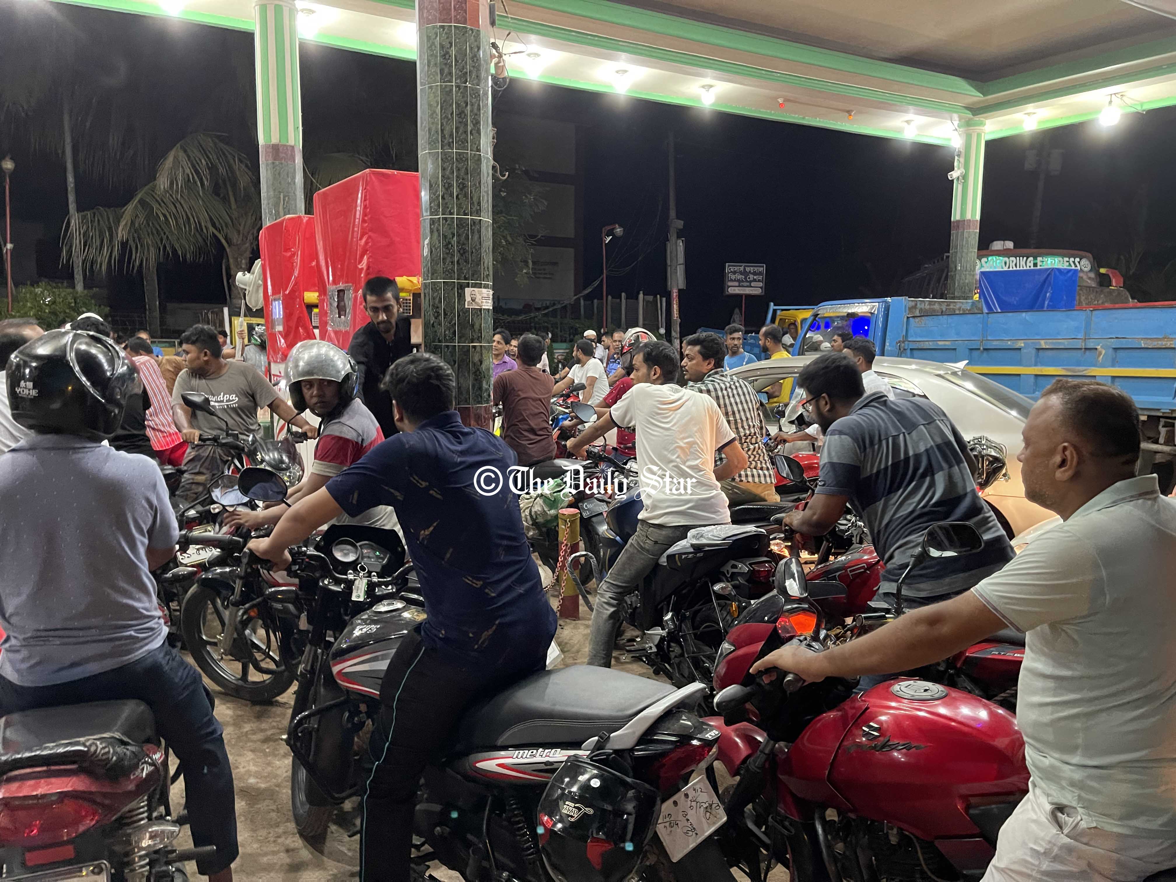 ‘তেলের দাম বাড়বে জানলে গাড়িই কিনতাম না’