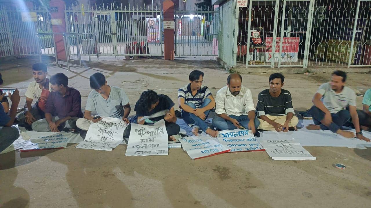 জ্বালানি তেলের দাম বাড়ানোর প্রতিবাদে শাহবাগে অবস্থান