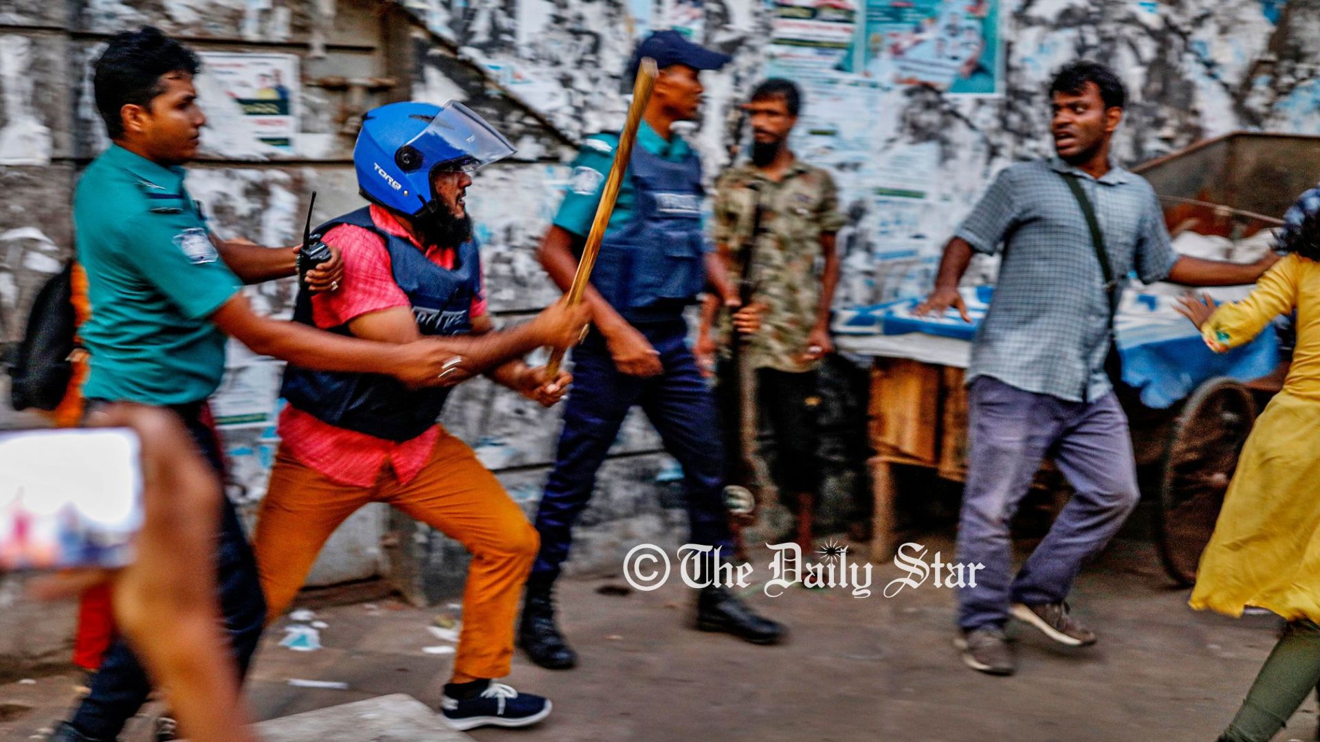 তেলের দাম বৃদ্ধির প্রতিবাদের মিছিলে পুলিশের লাঠিচার্জ, আহত ১২