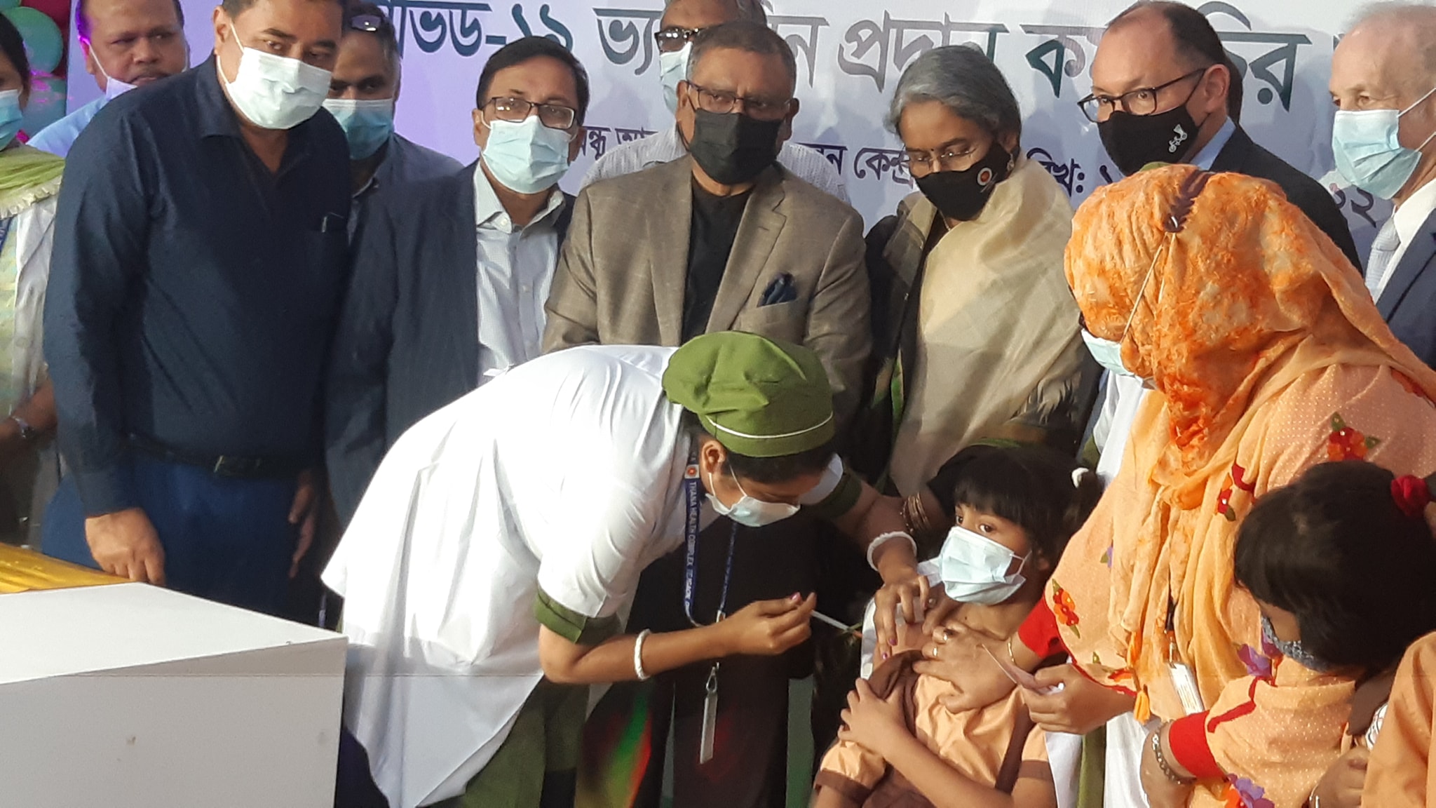 প্রথমবারের মতো ৫-১১ বছর বয়সী শিশুরা করোনার টিকা পেল