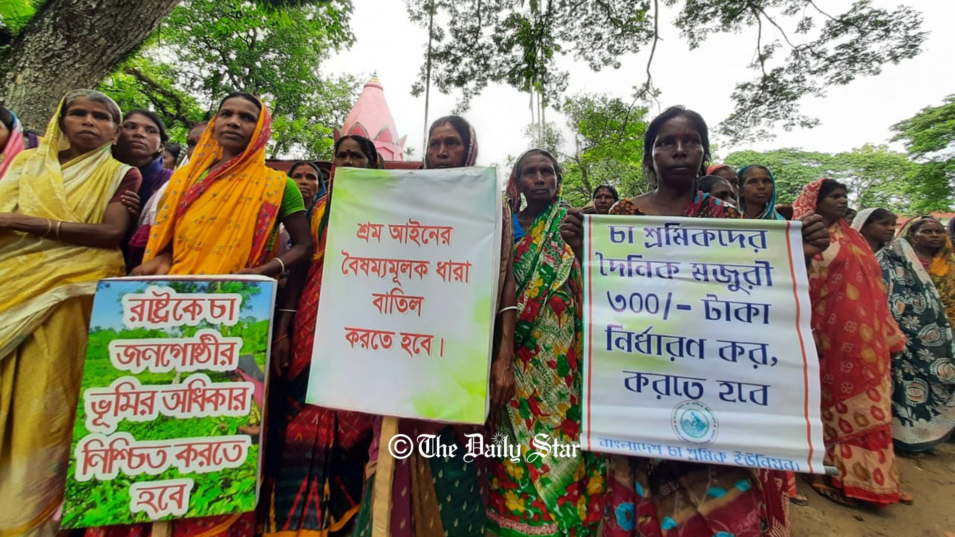 ‘দাম বাড়ে হু হু করে, আমাদের মজুরি বাড়ে না’