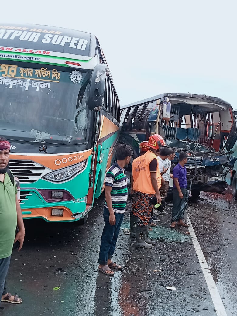 ঢাকা-মাওয়া এক্সপ্রেসওয়েতে ৪ বাসের সংঘর্ষে নিহত ২, আহত ১০