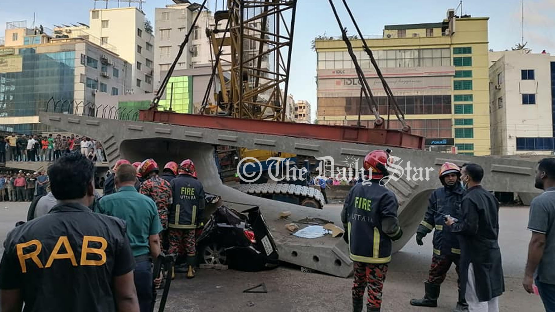 ভায়াডাক্টে চাপা পড়া প্রাইভেটকারের নবদম্পতি জীবিত, বাবাসহ নিহত ৫