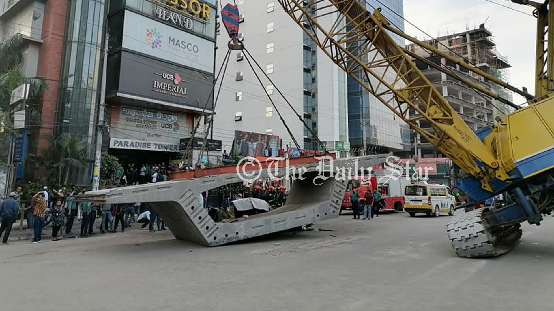 নবদম্পতিকে নিয়ে আশুলিয়া যাচ্ছিল গাড়িটি