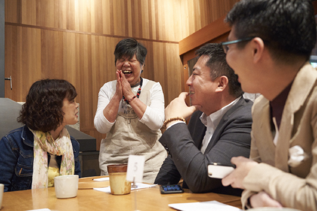 যে রেস্টুরেন্টের সব ওয়েটার ভুলে যাওয়া রোগে আক্রান্ত