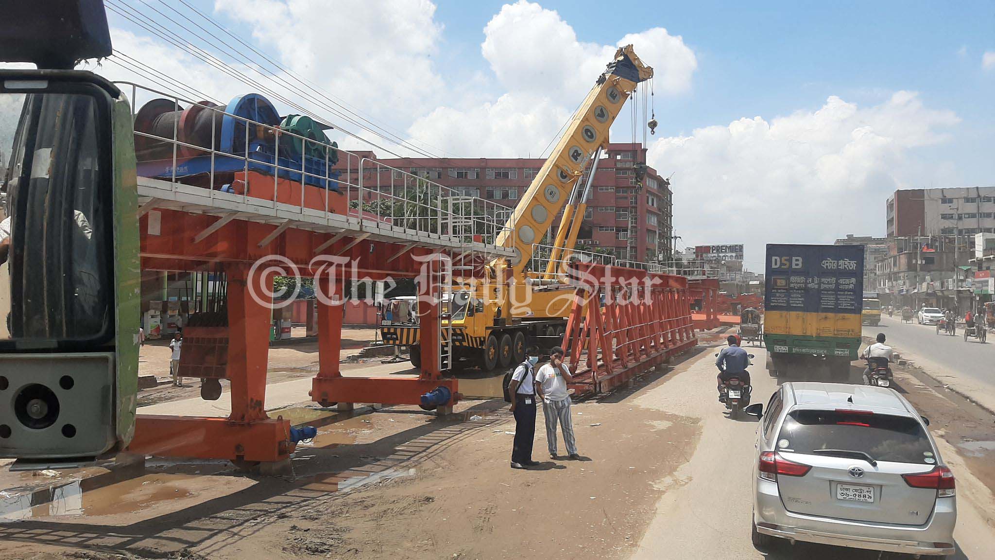 প্রাণঘাতী দুর্ঘটনার পরও নিরাপত্তাব্যবস্থা বেহাল, ঝুঁকি নিয়েই চলাচল