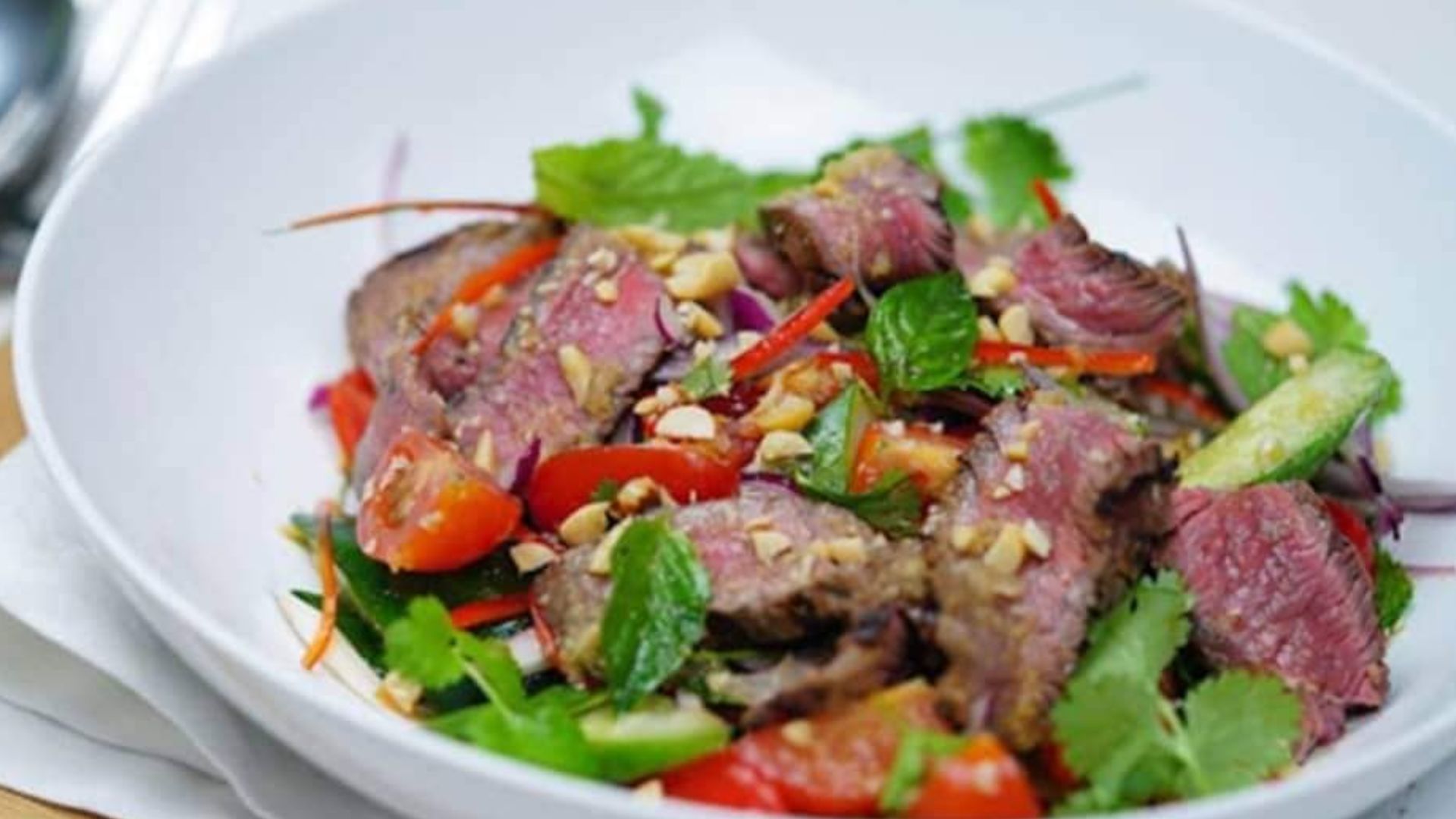 মাংসের স্বাদে ভিন্নতা আনবে থাই বিফ সালাদ