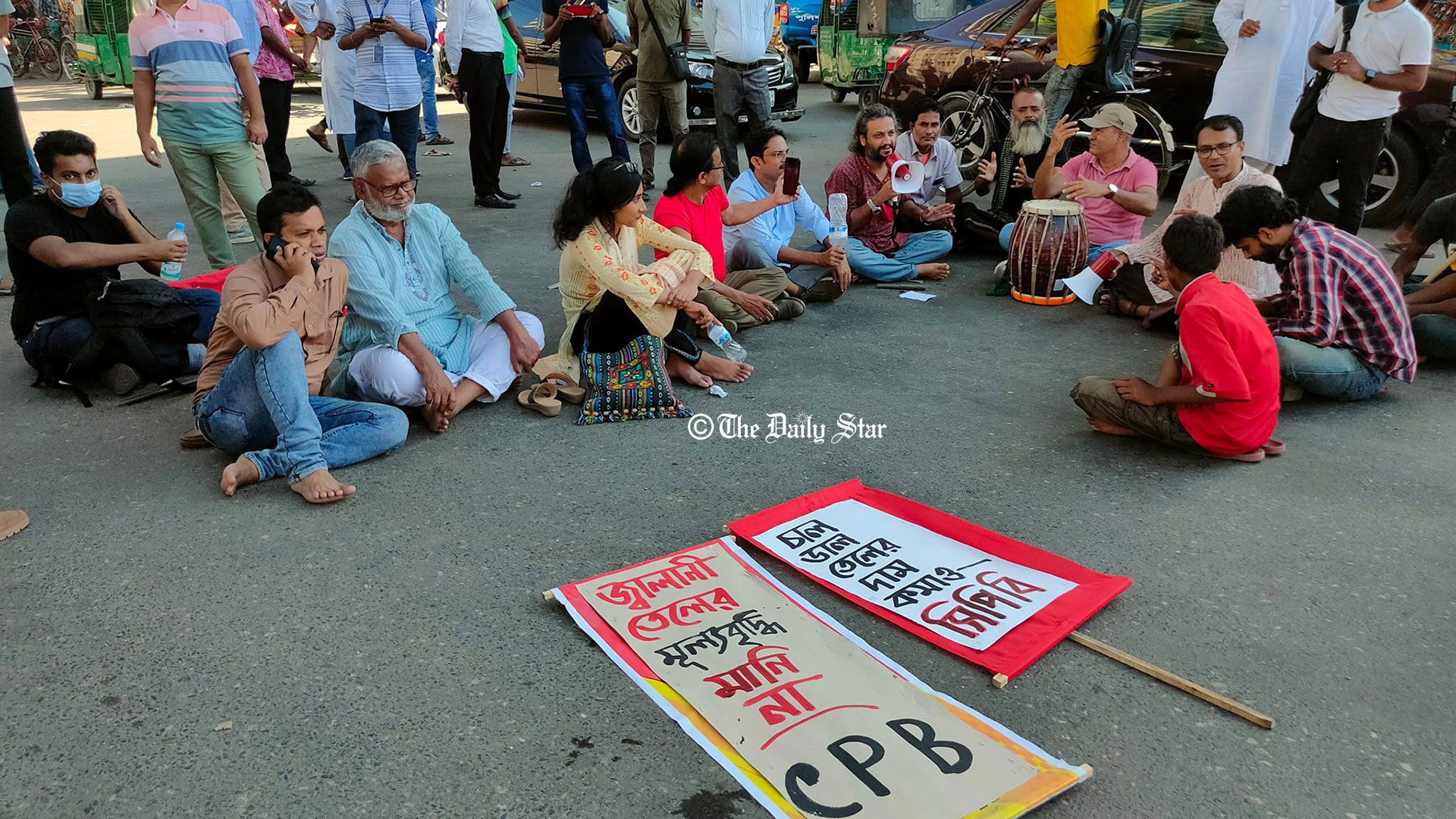 হরতালে প্রতিবাদী গান নিয়ে রাস্তায় বাম জোট নেতাকর্মীরা