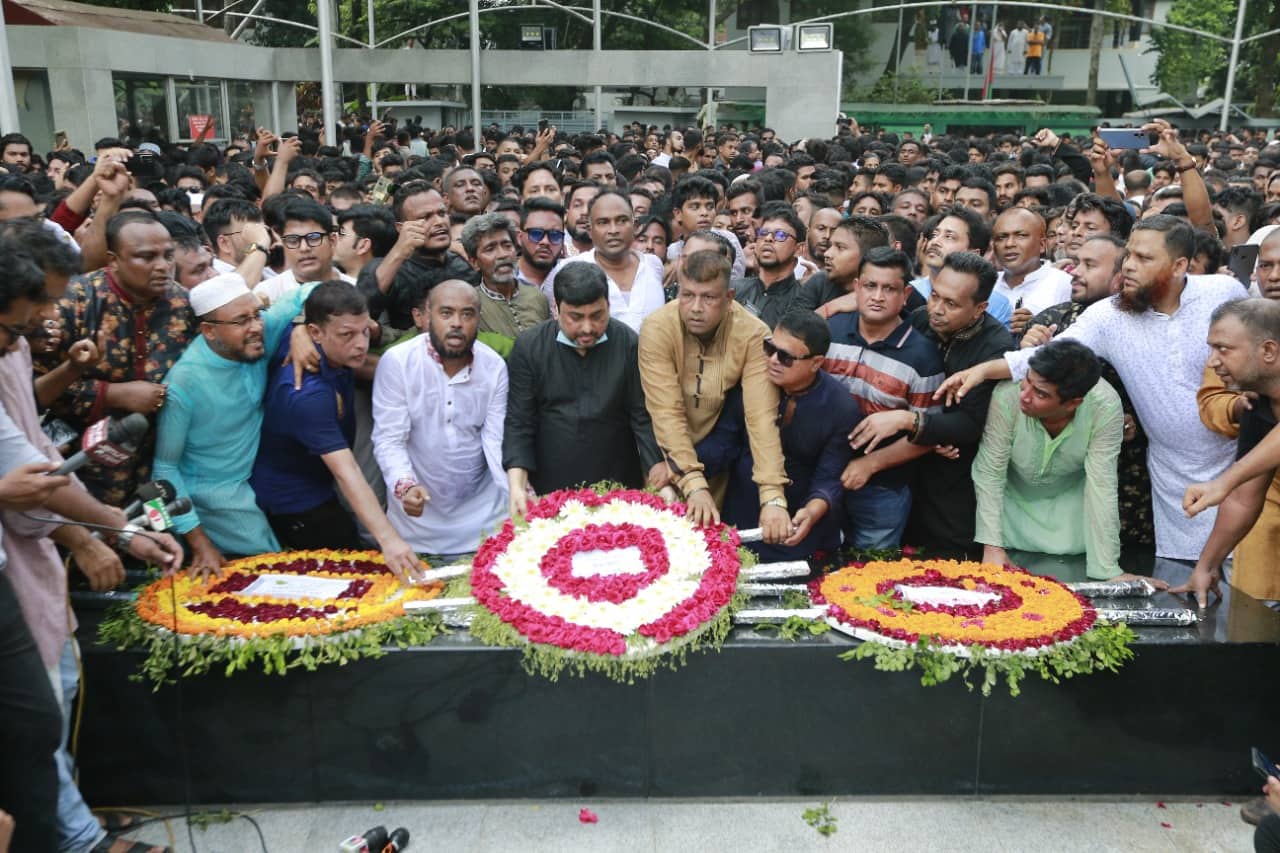 বাসায় ফিরেই ধানমন্ডি ৩২ নম্বরে সম্রাট