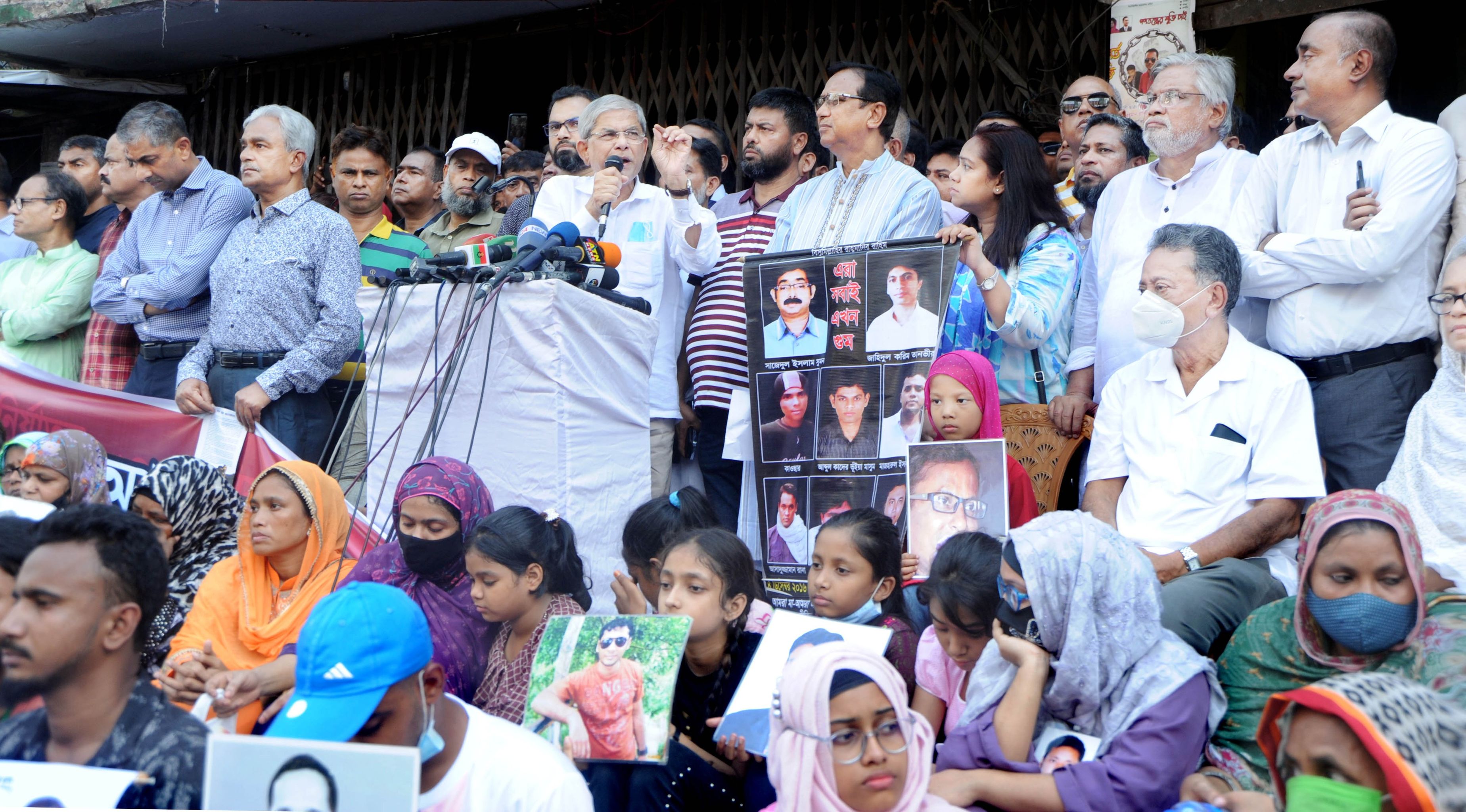 ‘ছোট থেকে বড় হয়ে গেছি বলতে বলতে, প্লিজ পাপাকে ফিরিয়ে দিন’