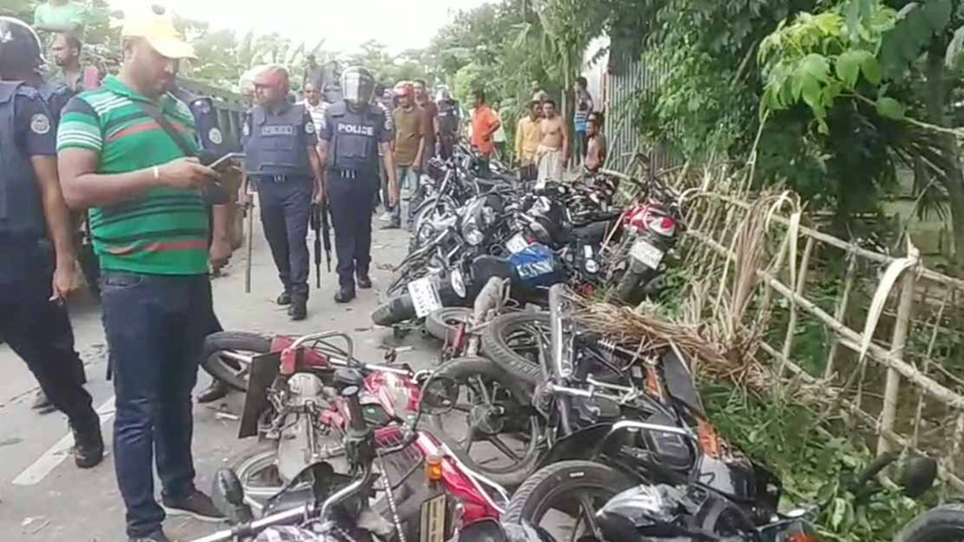 বরগুনার সাবেক এমপি মনির গাড়ি বহরে ছাত্রলীগের হামলা, বিএনপির অর্ধশত নেতা-কর্মী আহত