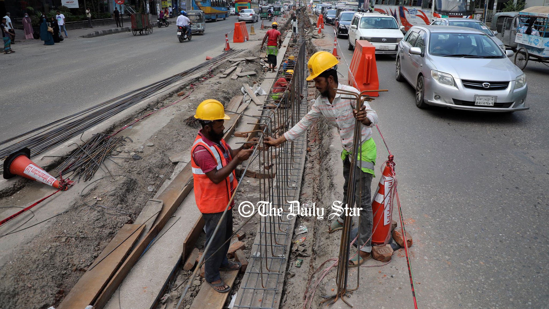 সড়ক বিভাজক ভাঙা-গড়ার খেলা