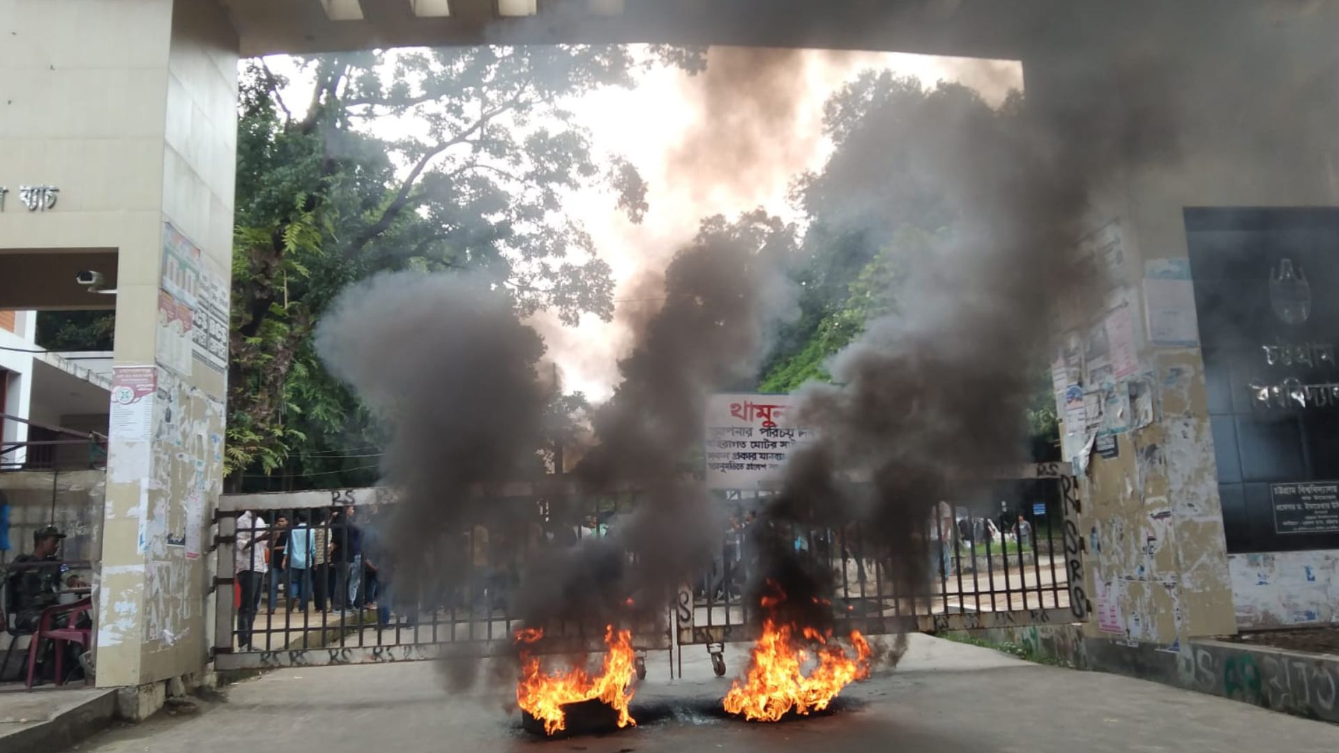 চবি ছাত্রলীগের কমিটি বর্ধিত করার দাবিতে মূল ফটকে তালা দিয়ে বিক্ষোভ