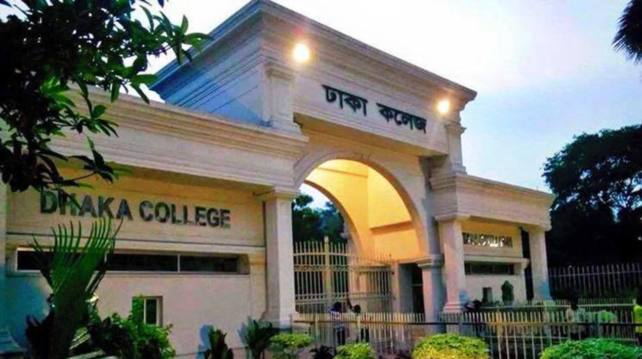 শিক্ষার্থী-কর্মচারীকে কামড় দেওয়ায় কুকুর পিটিয়ে হত্যা