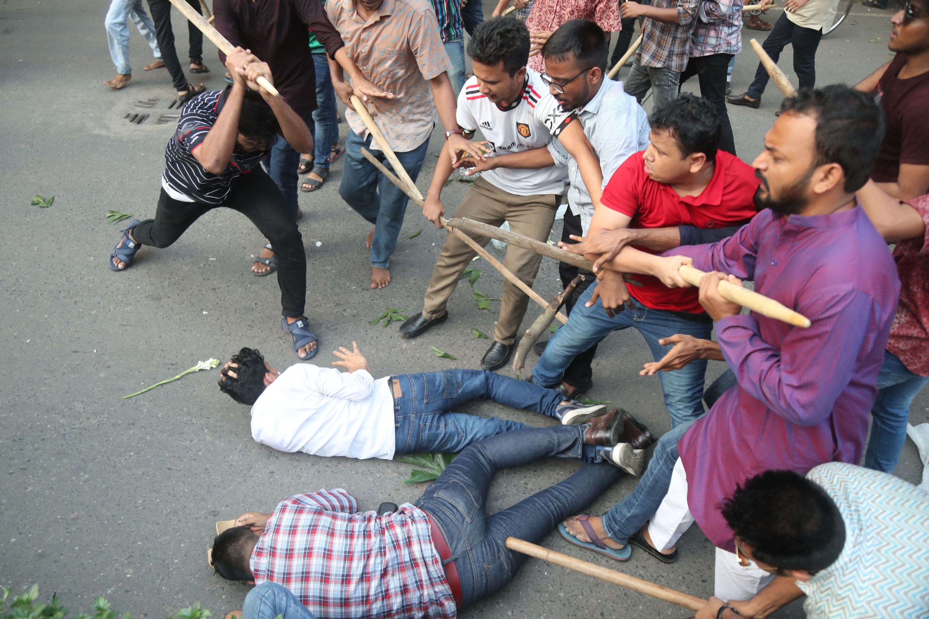 ছাত্রলীগের সন্ত্রাস বন্ধের দাবিতে ঢাবি উপাচার্যকে শিক্ষক নেটওয়ার্কের স্মারকলিপি