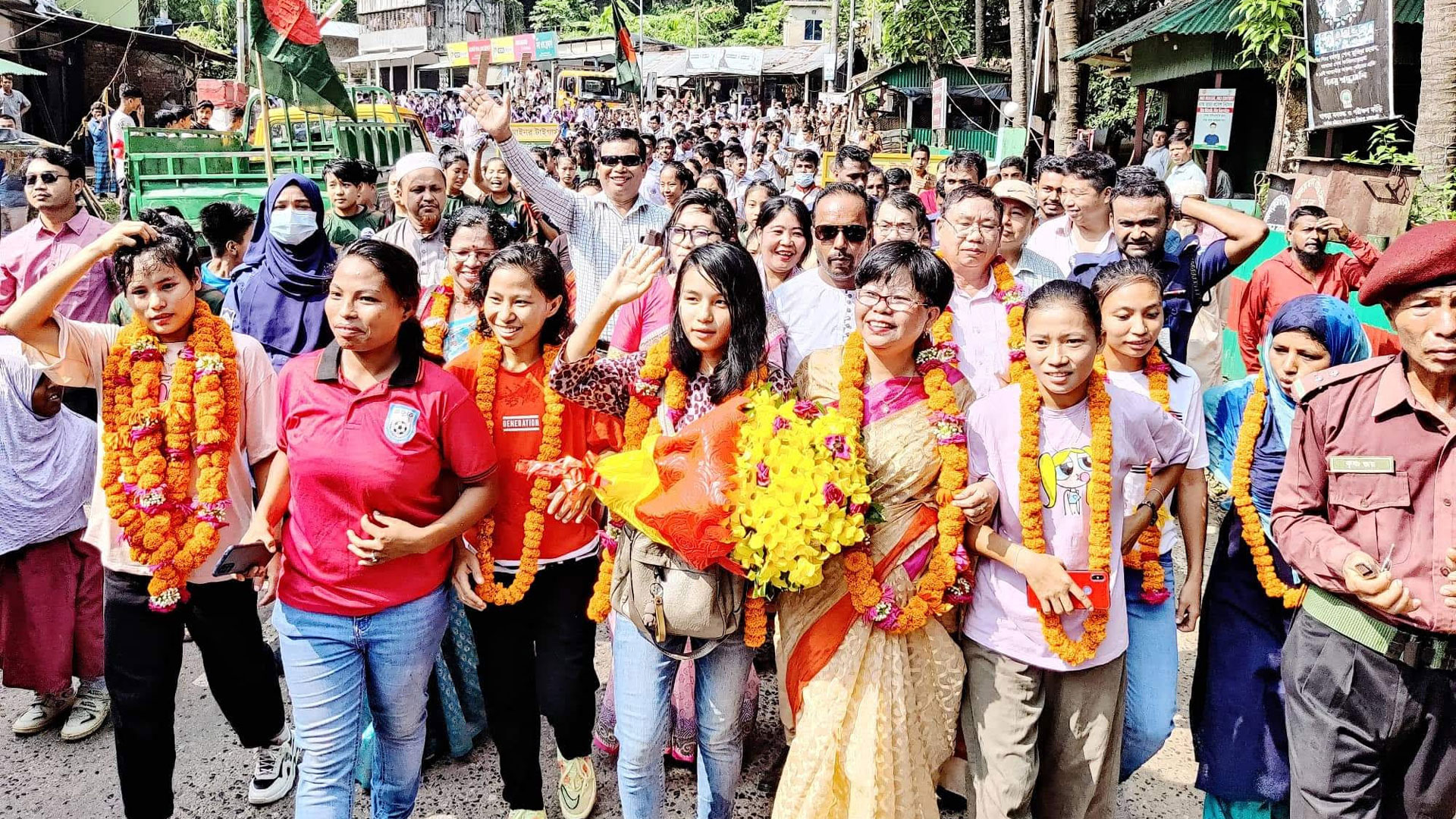 জমকালো সংবর্ধনায় ঘরে ফিরলেন সাফজয়ী ফুটবলাররা