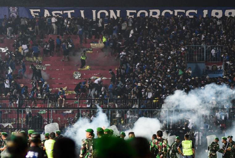 ইন্দোনেশিয়ায় ফুটবল খেলাকে কেন্দ্র করে সংঘর্ষ, পদদলনে নিহত ১২৯