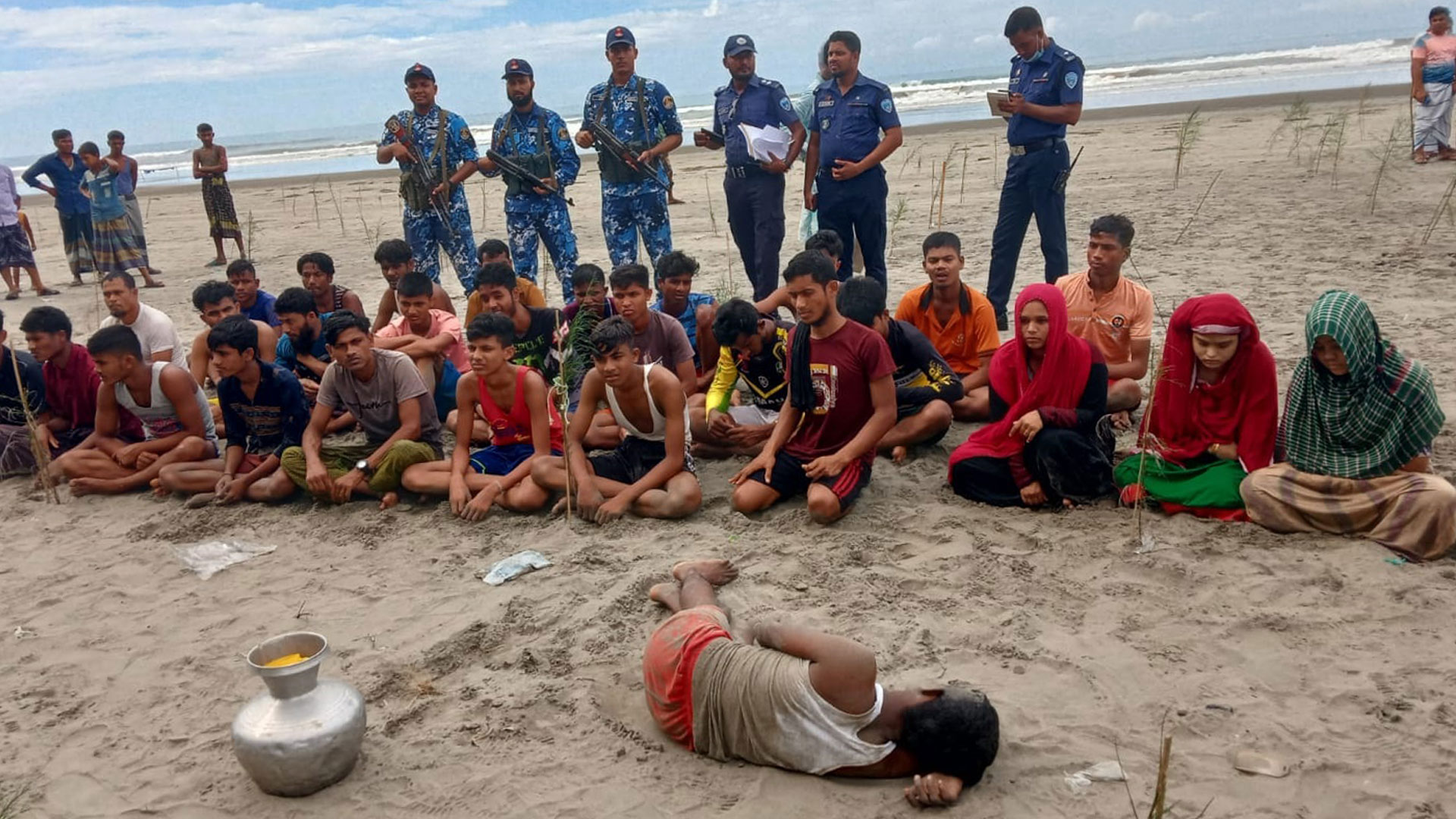 মালয়েশিয়াগামী ট্রলারডুবি: ৩ মরদেহ উদ্ধার, সাঁতরে তীরে আরও ১৩ জন