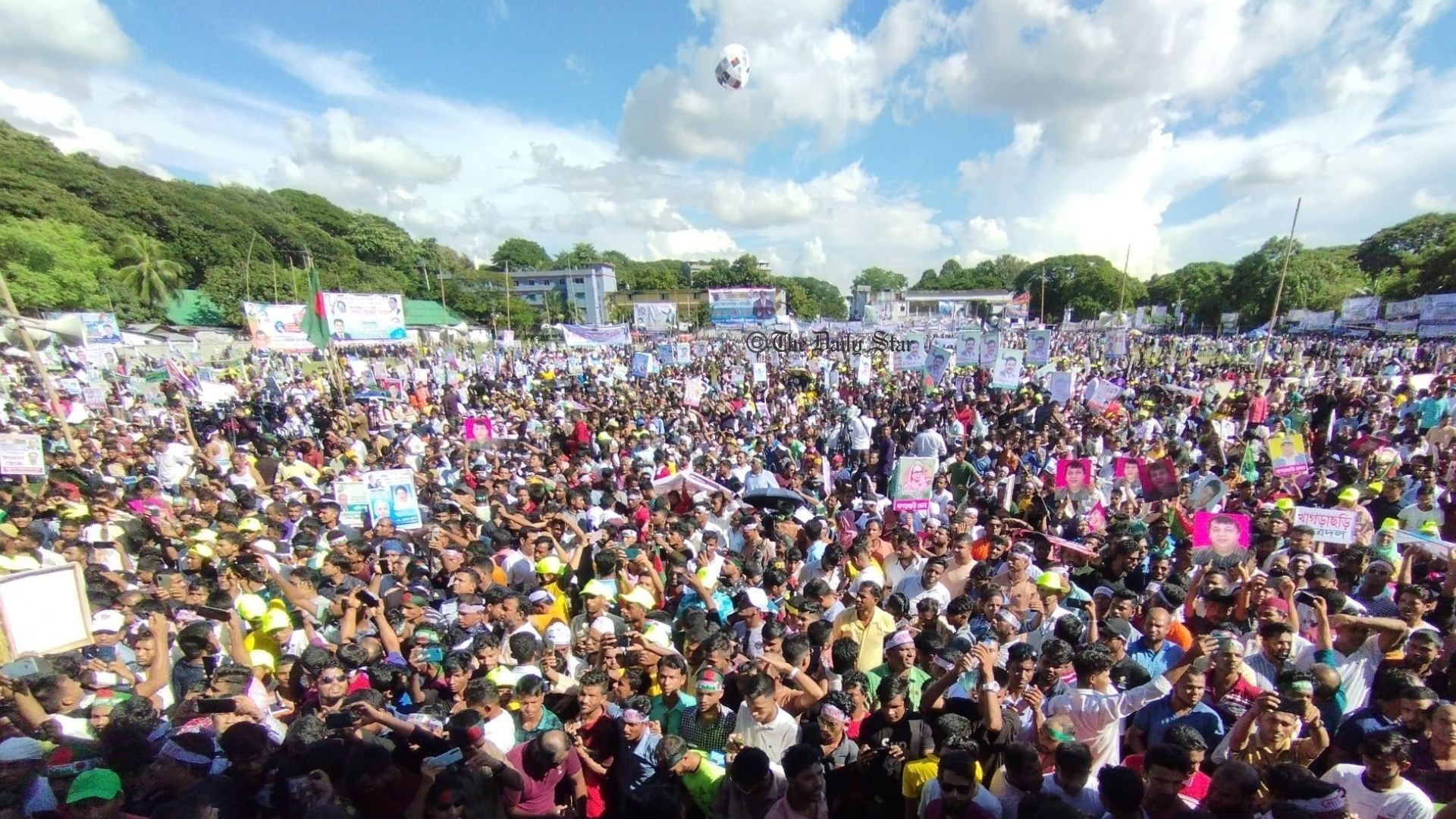 চট্টগ্রামে সমাবেশের আগে বিএনপি নেতাদের বাড়িতে রাতভর পুলিশি অভিযান