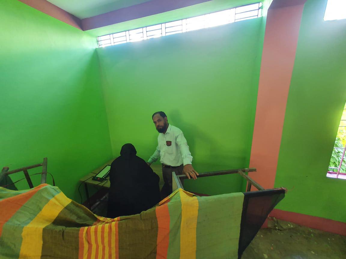 ভোটের গোপন কক্ষে ইভিএমে বোতাম চেপে দেওয়ার লোকের আনাগোনা