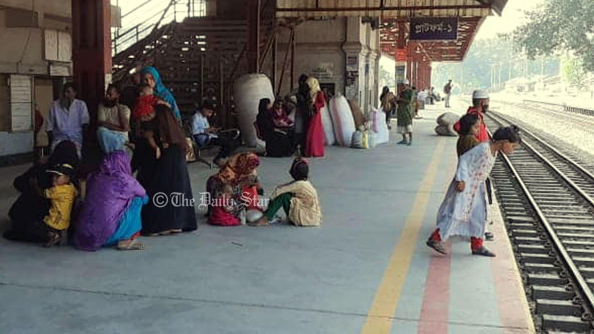 ৬ দফা দাবিতে রেল শ্রমিকদের কর্মবিরতি, নাটোর স্টেশনে ভোগান্তি