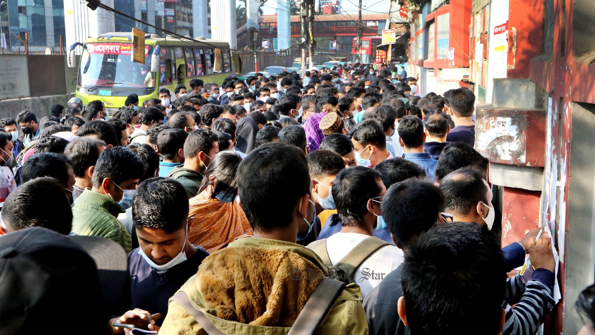 চাকরি প্রার্থীদের অবর্ণনীয় দুর্ভোগ: একই দিনে ১৫ প্রতিষ্ঠানের পরীক্ষা