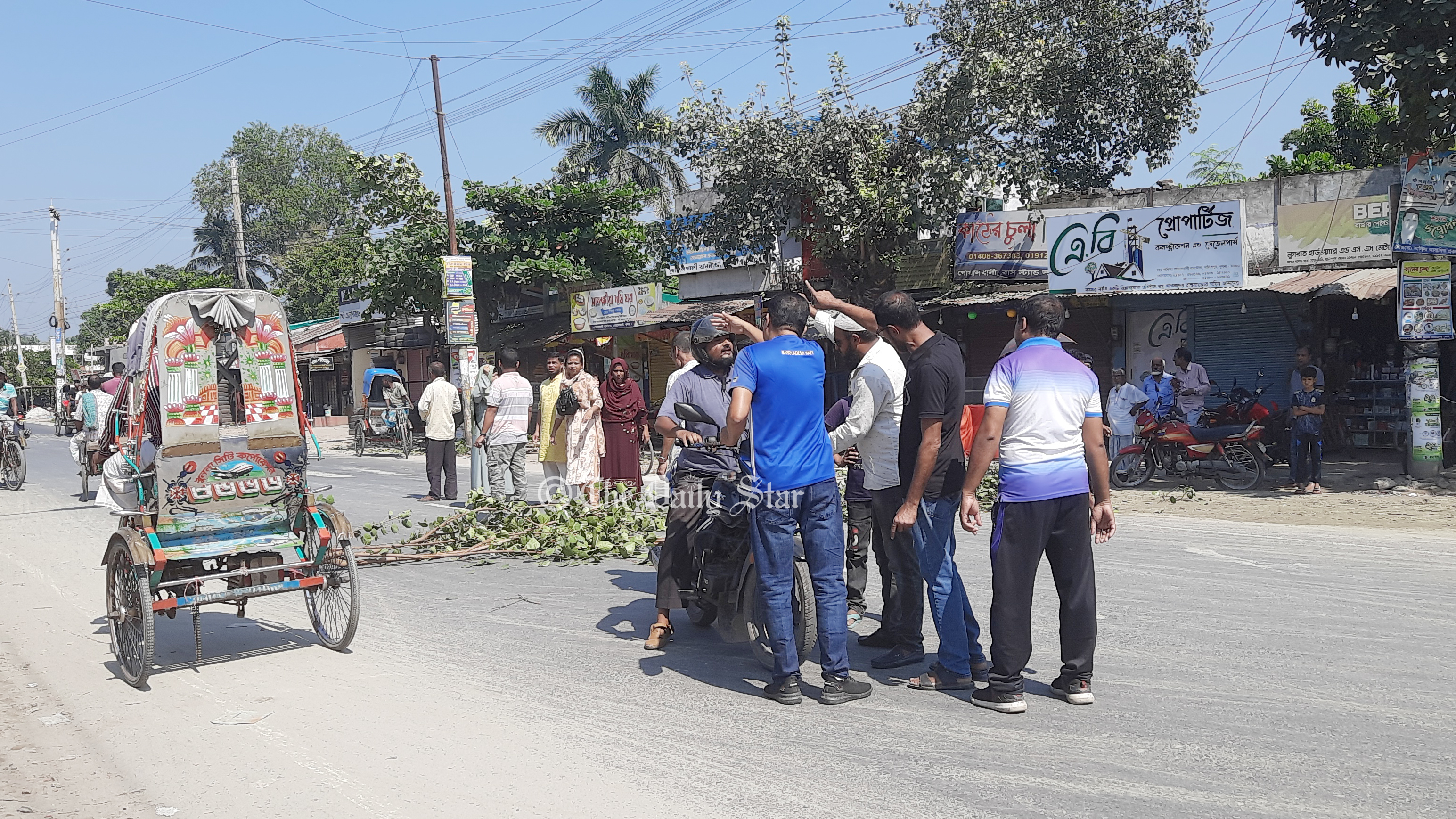 মোড়ে মোড়ে ব্যারিকেড, নেতা-কর্মীদের পায়ে হেঁটে আসতেও বাধার অভিযোগ