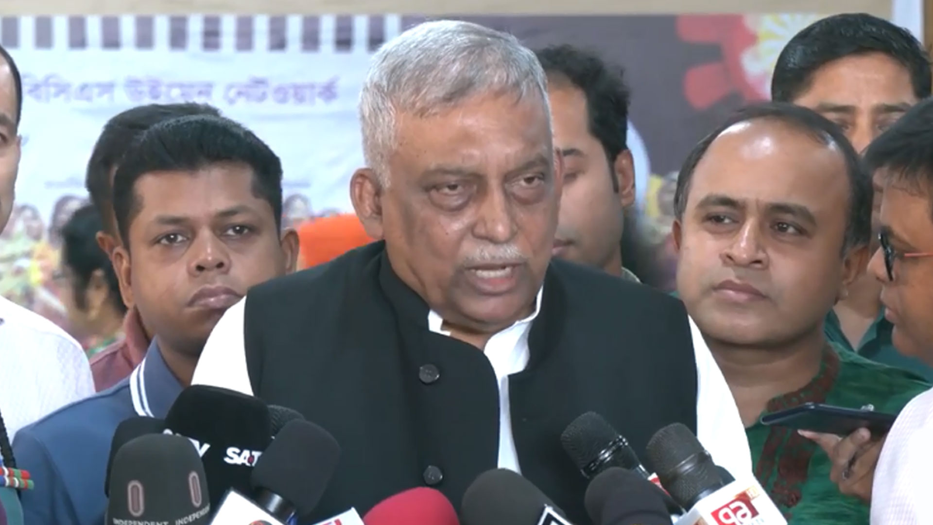 স্বরাষ্ট্রমন্ত্রী জানেন না খুলনায় কেন বাস বন্ধ