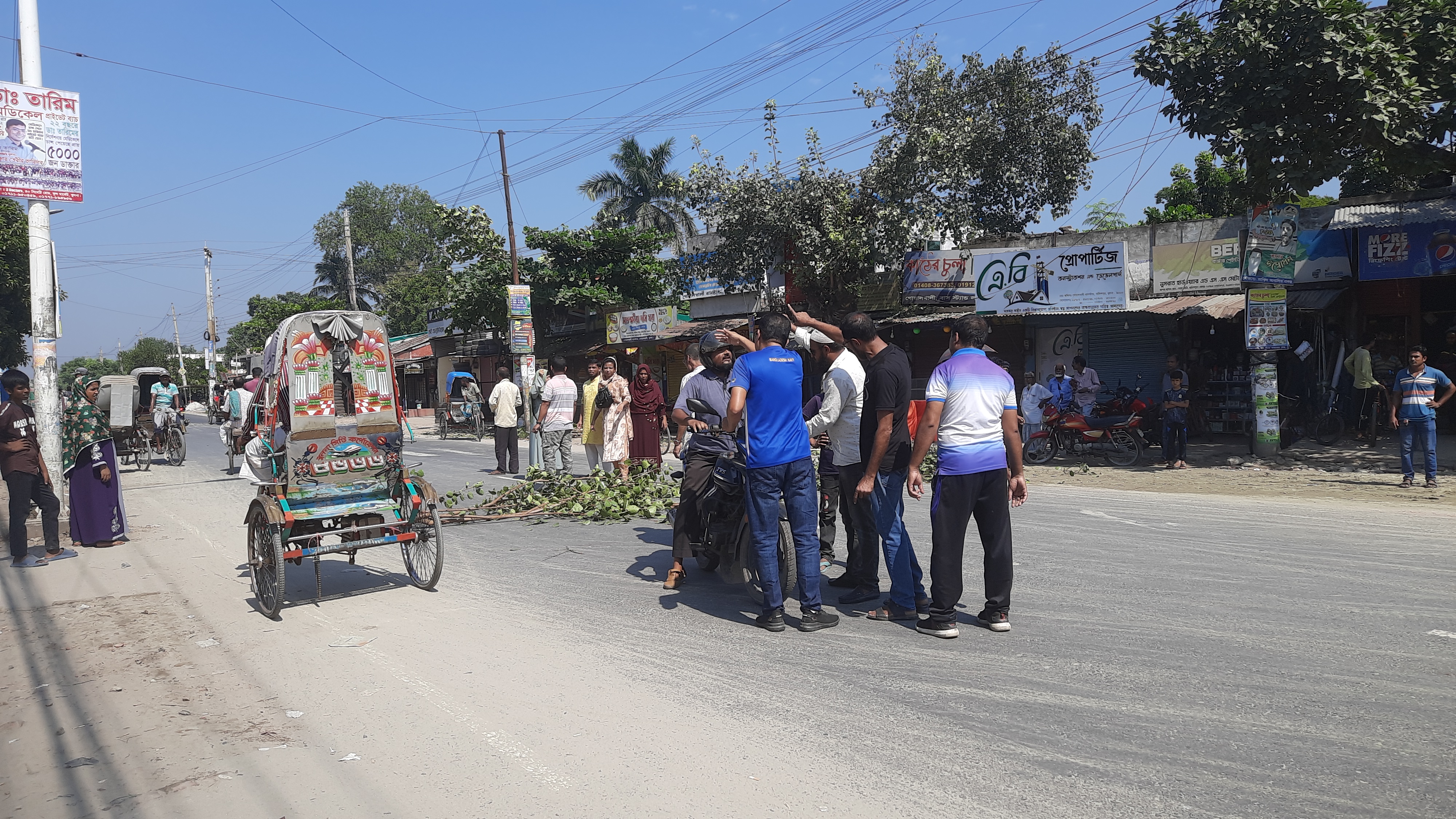 ‘লাঠি হাতে যুদ্ধংদেহী তরুণের দল’