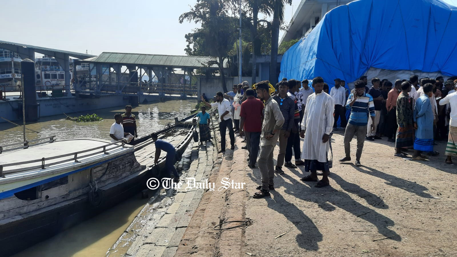 ঝুঁকি নিয়ে রা‌তে ট্রলারে করে সমাবেশে বিএনপির নেতা-কর্মীরা