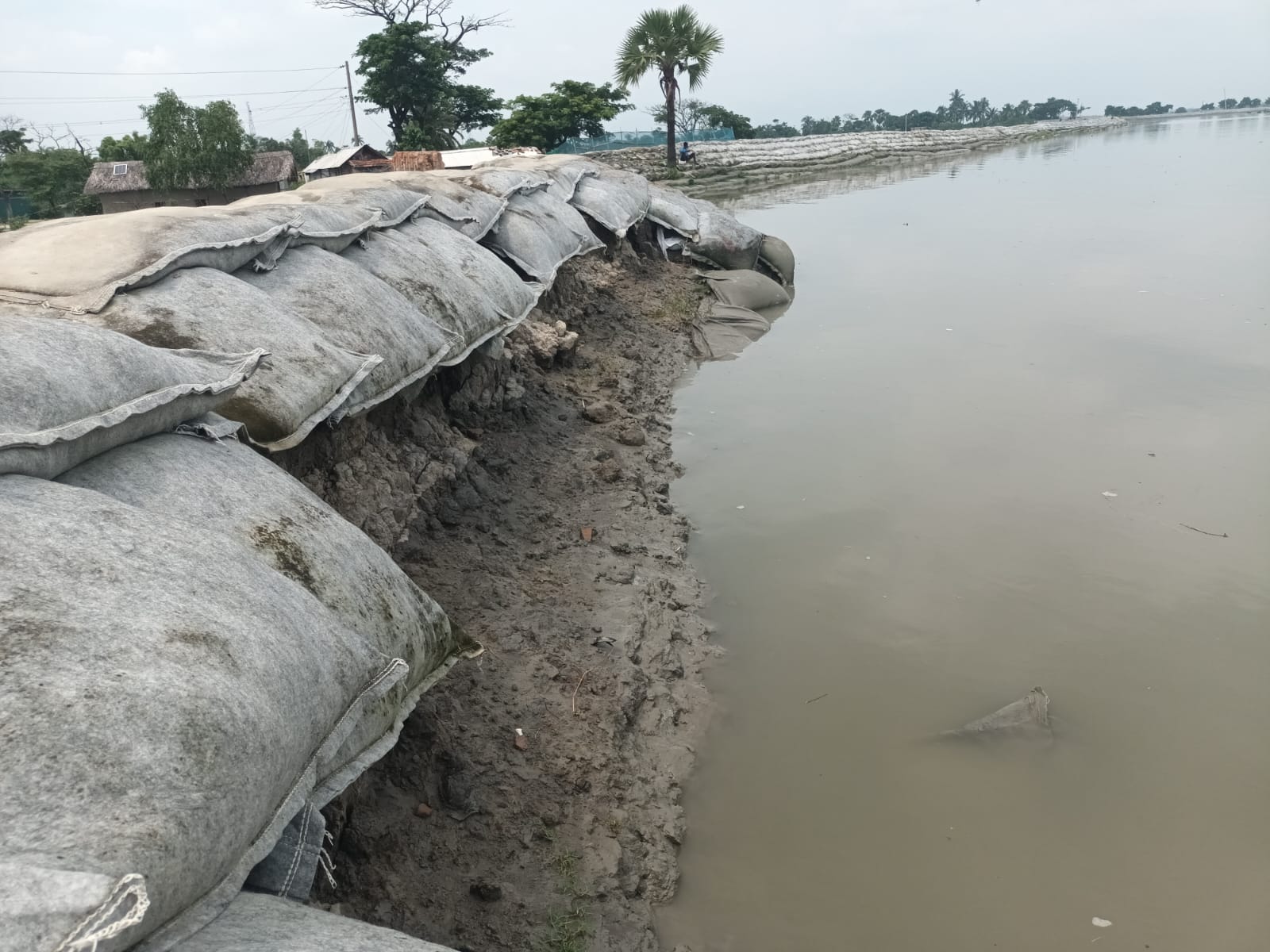 সাতক্ষীরায় উপকূল রক্ষা বাঁধের ২৫ জায়গা ঝুঁকিপূর্ণ, ৩ নম্বর সংকেত