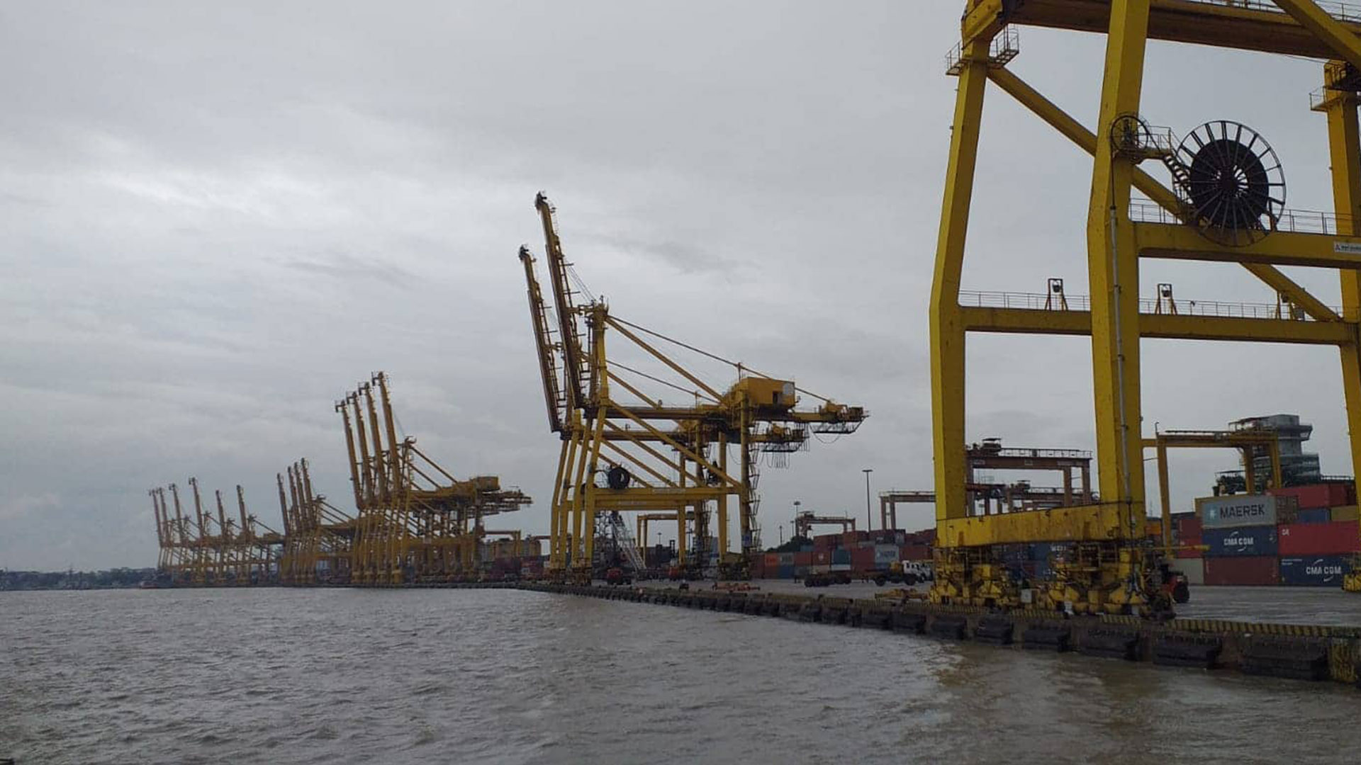 ঘূর্ণিঝড় সিত্রাং: চট্টগ্রাম বন্দরে পণ্য ওঠা-নামা বন্ধ