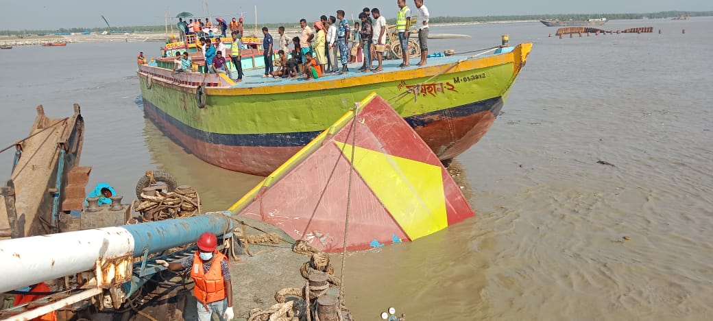 এখনও খোঁজ মেলেনি ৪ শ্রমিকের, সাগরপাড়ে অপেক্ষায় স্বজনরা 