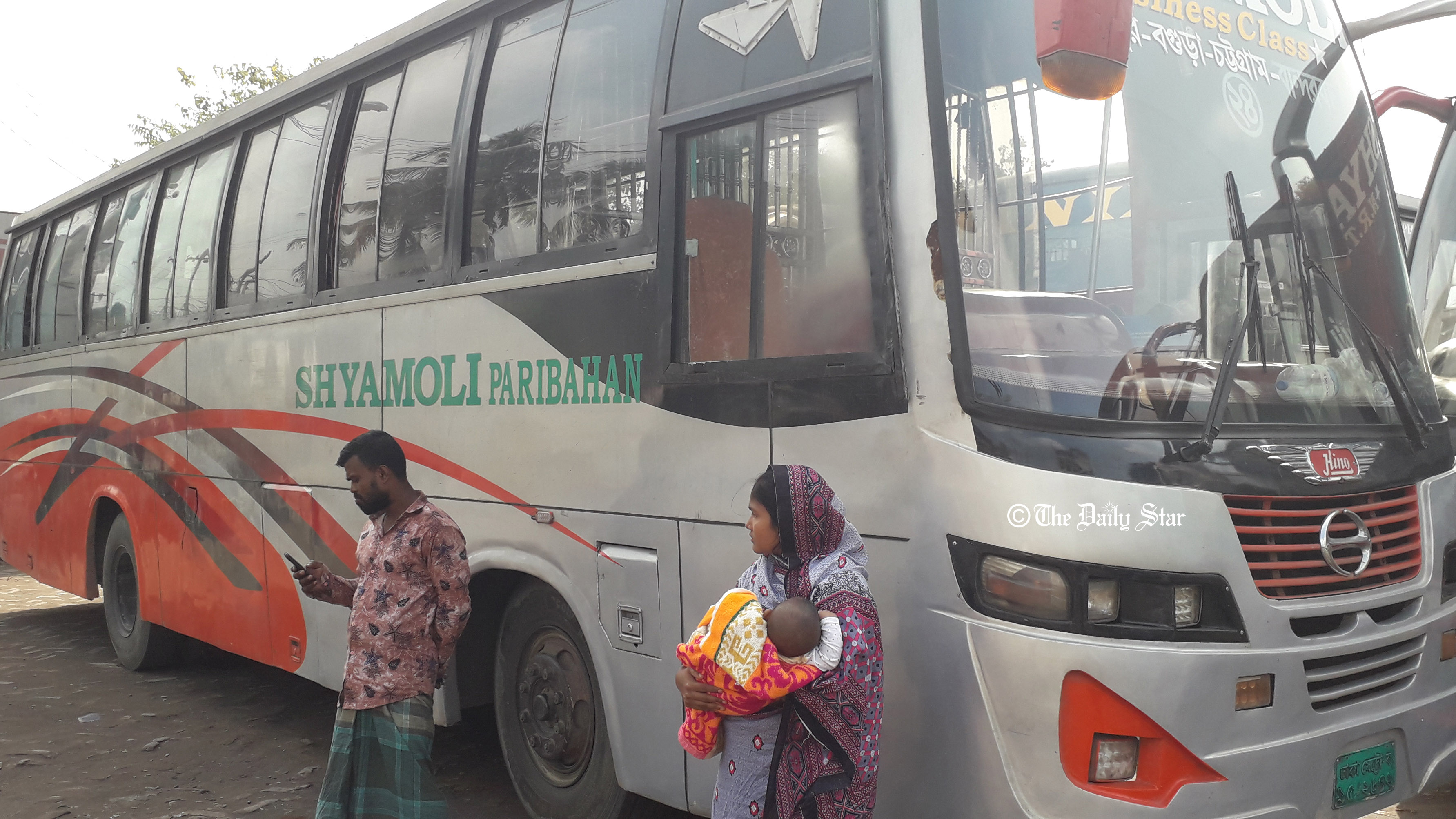 রংপুরে দূর পাল্লার বাসও বন্ধ, যাত্রীদের দুর্ভোগ
