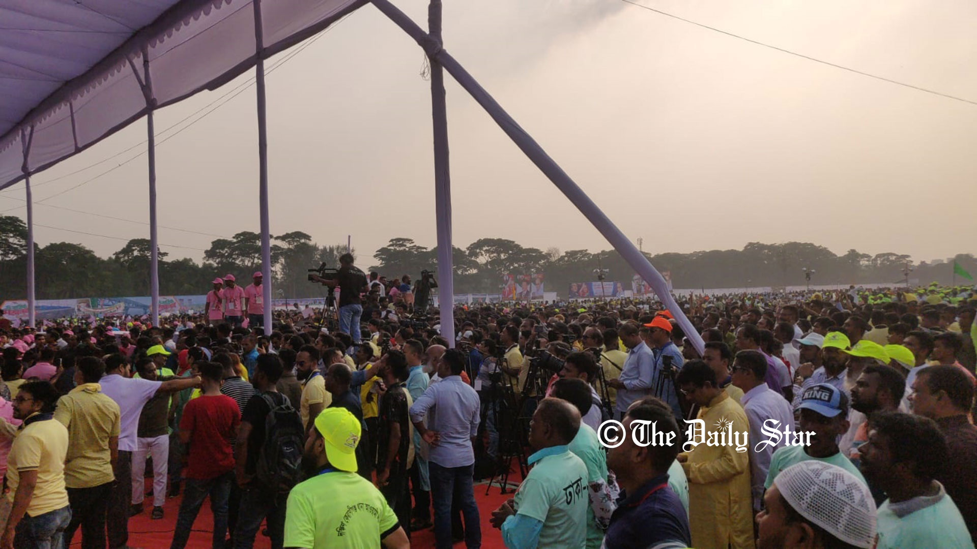 উৎসবমুখর ঢাকা জেলা আওয়ামী লীগের ত্রিবার্ষিক সম্মেলনস্থল