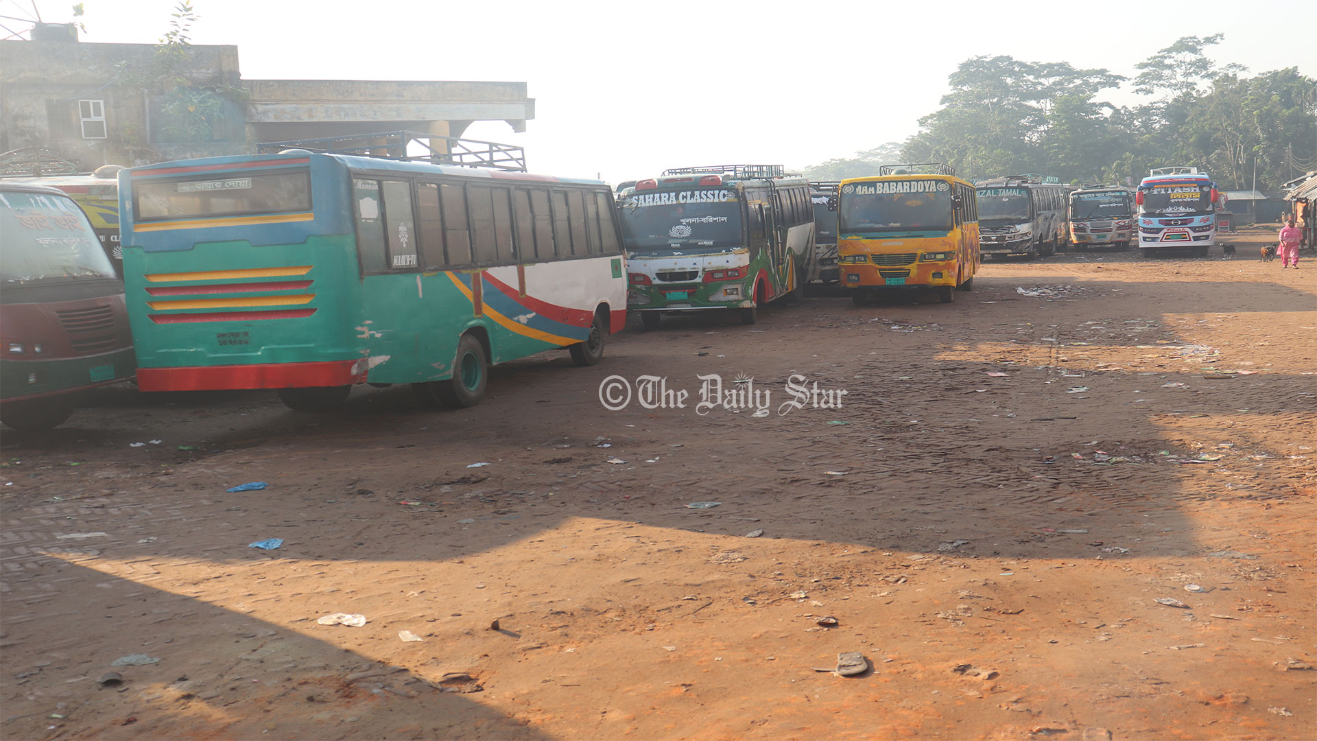 পিরোজপুরেও বাস বন্ধ, মানুষের চরম ভোগান্তি