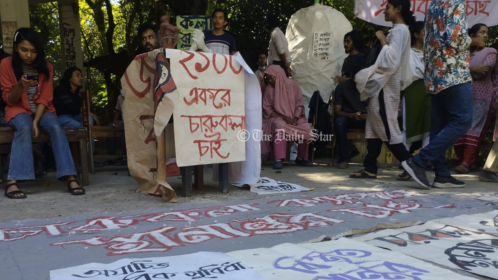 চারুকলা ইনস্টিটিউটের মূল ফটকে তালা দিয়ে চবি শিক্ষার্থীদের অবস্থান