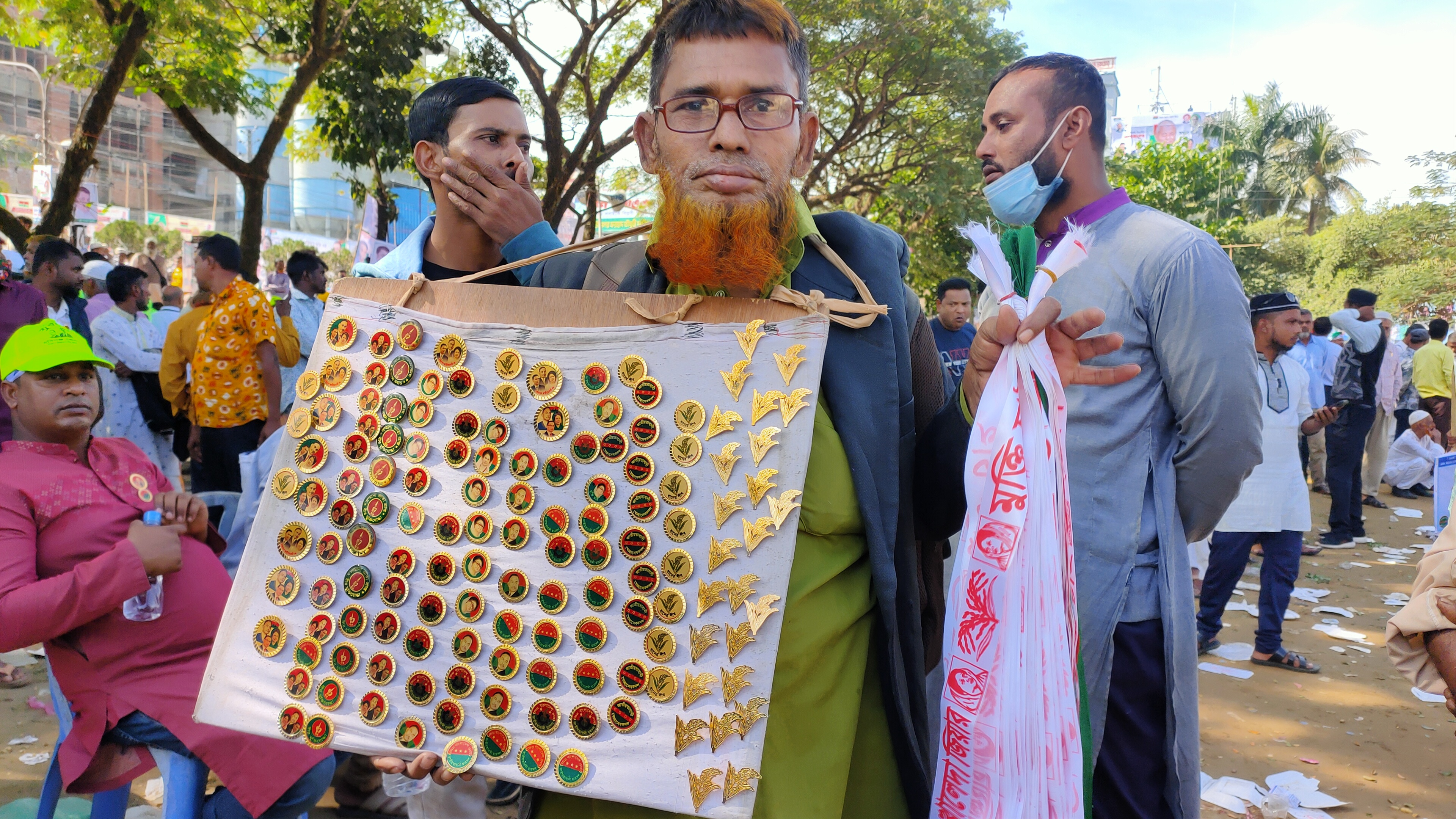 রিকশা চালানো ছেড়ে এখন তিনি ব্যাজ বিক্রেতা