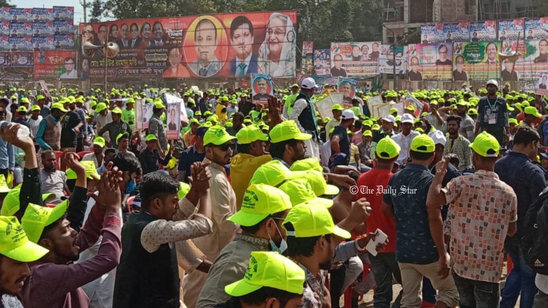 মিছিল নিয়ে সম্মেলনস্থলে আসছেন আ. লীগের নেতা-কর্মীরা
