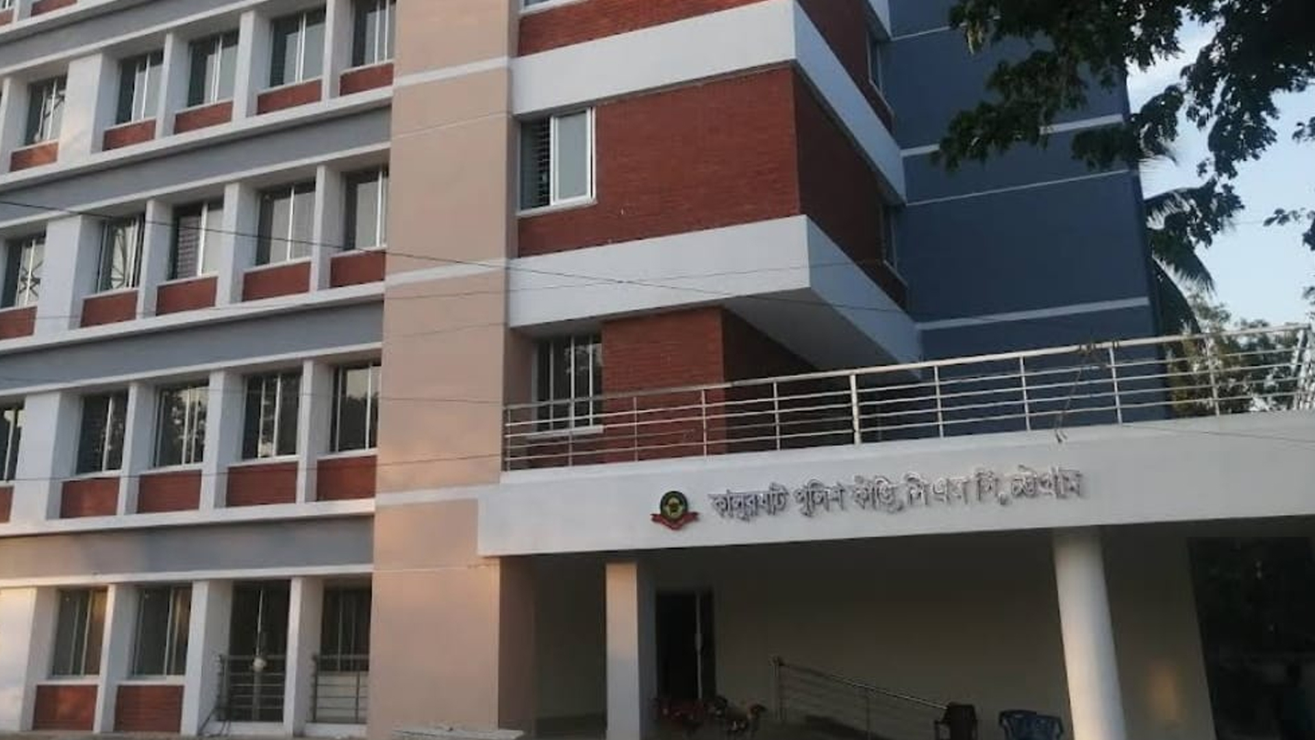 চট্টগ্রামে পুলিশ ফাঁড়িতে হামলা, ‘মাদক চোরাকারবারিকে’ ছিনতাই