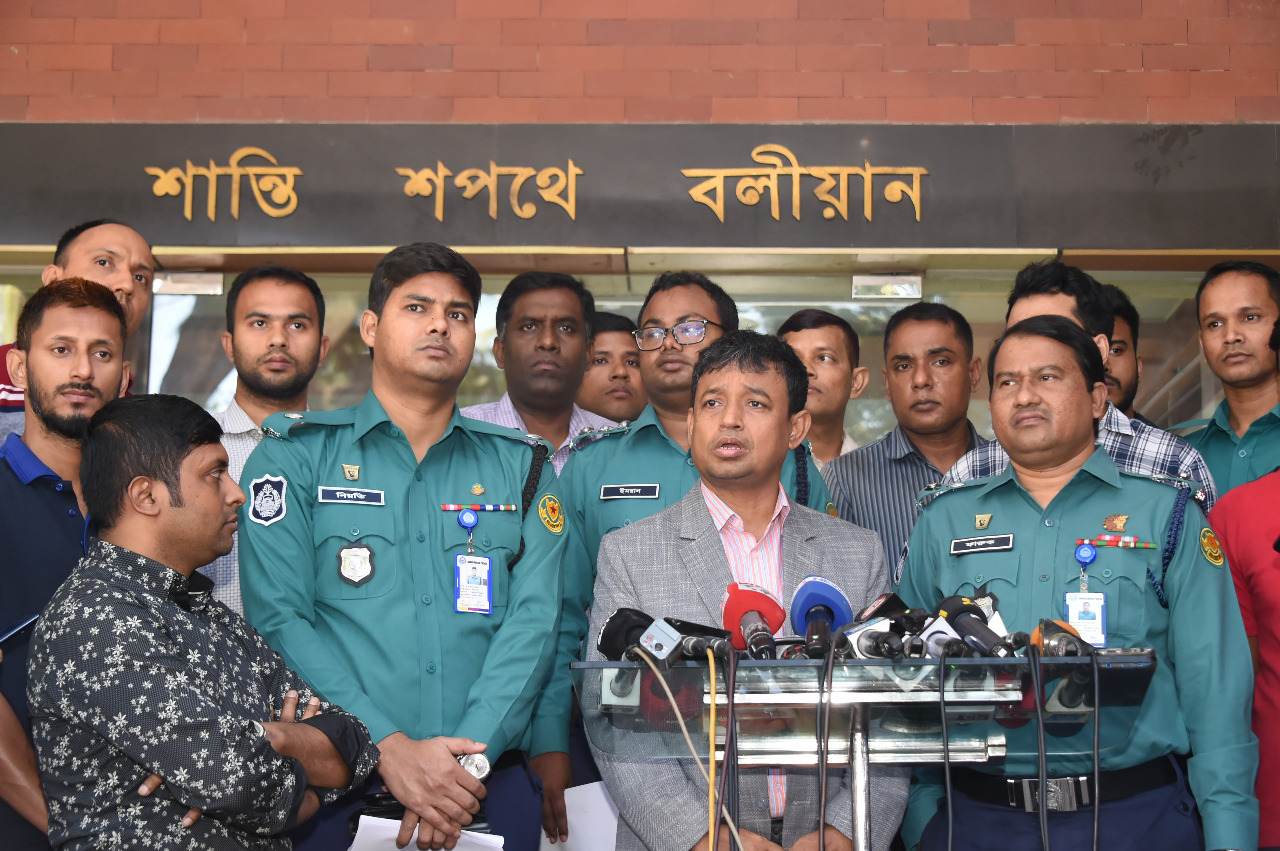 ছিনতাই করে নেওয়া ২ জঙ্গি আমাদের নজরদারিতে আছে: ডিবি প্রধান