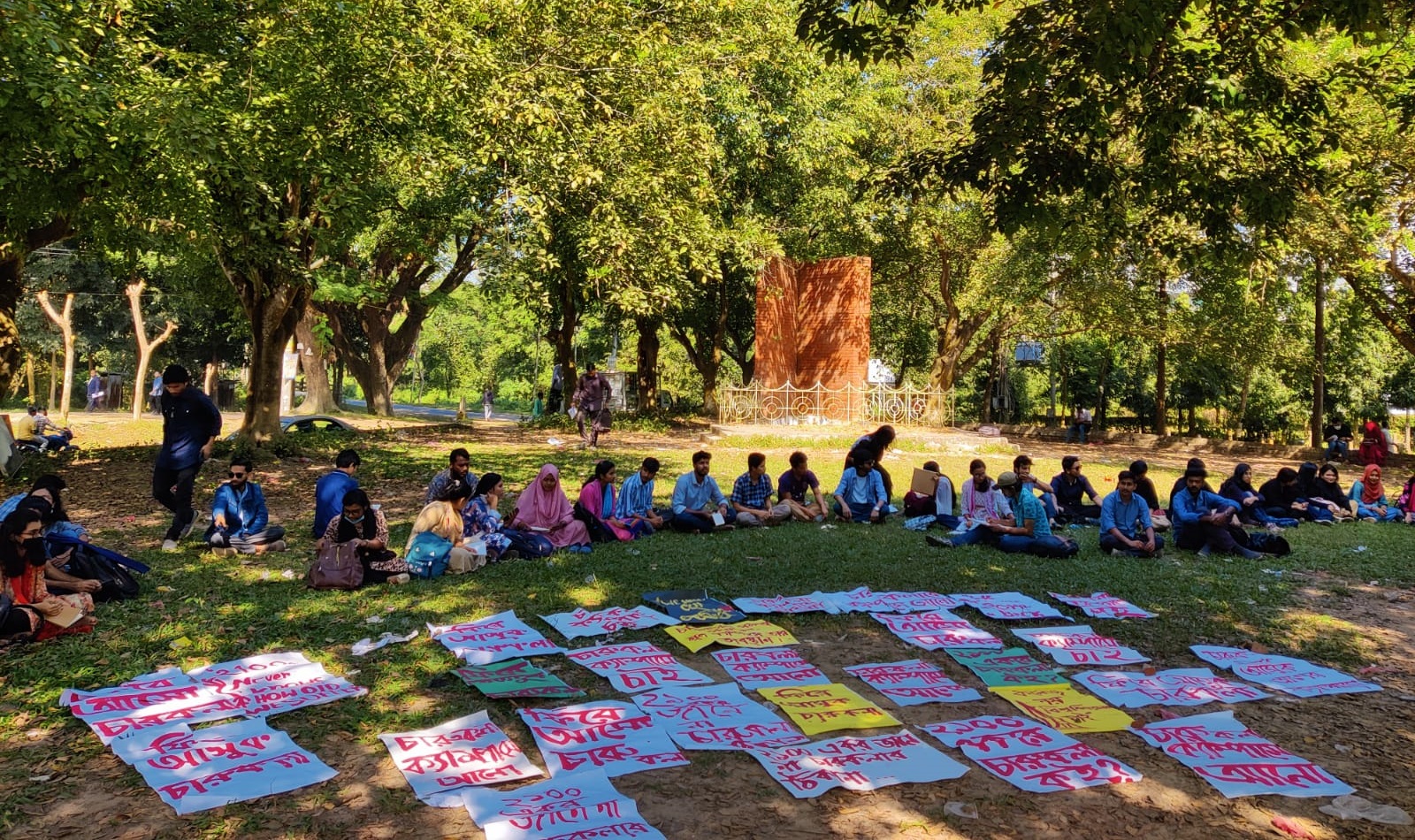 মূল ক্যাম্পাসে ফেরার দাবিতে চবিতে চারুকলা শিক্ষার্থীদের প্রতীকী ক্লাস