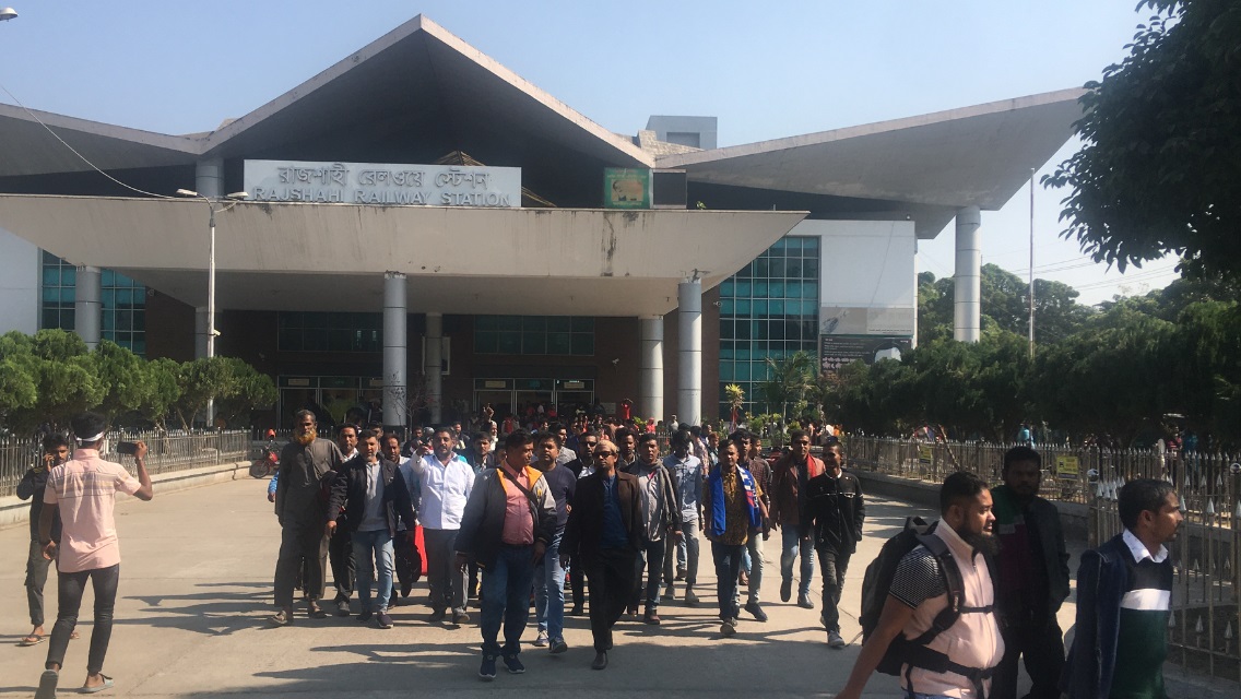 রাজশাহীতে দ্বিতীয় দিনের ধর্মঘটে ভোগান্তি চরমে, ট্রেনের ওপর চাপ