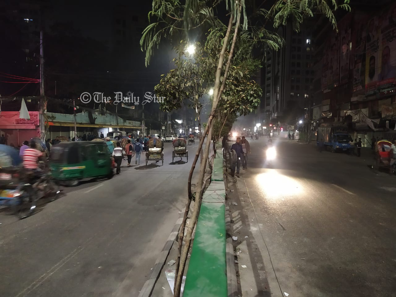 নয়াপল্টন এলাকা ফাঁকা, রাস্তায় চলছে রিকশা সিএনজি