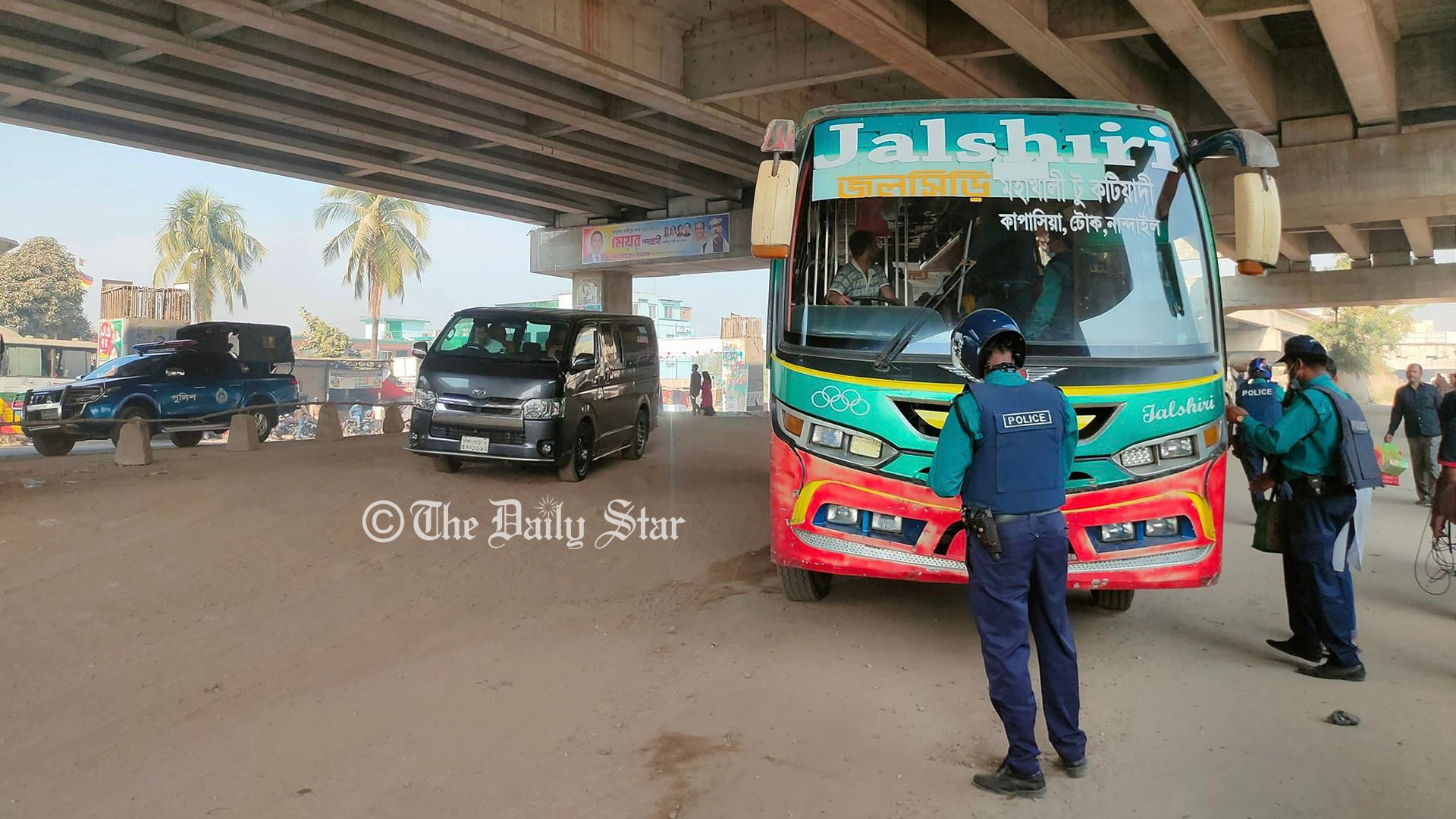 আব্দুল্লাহপুরে তল্লাশি ছাড়া দূরপাল্লার বাস ঢুকতে দিচ্ছে না পুলিশ