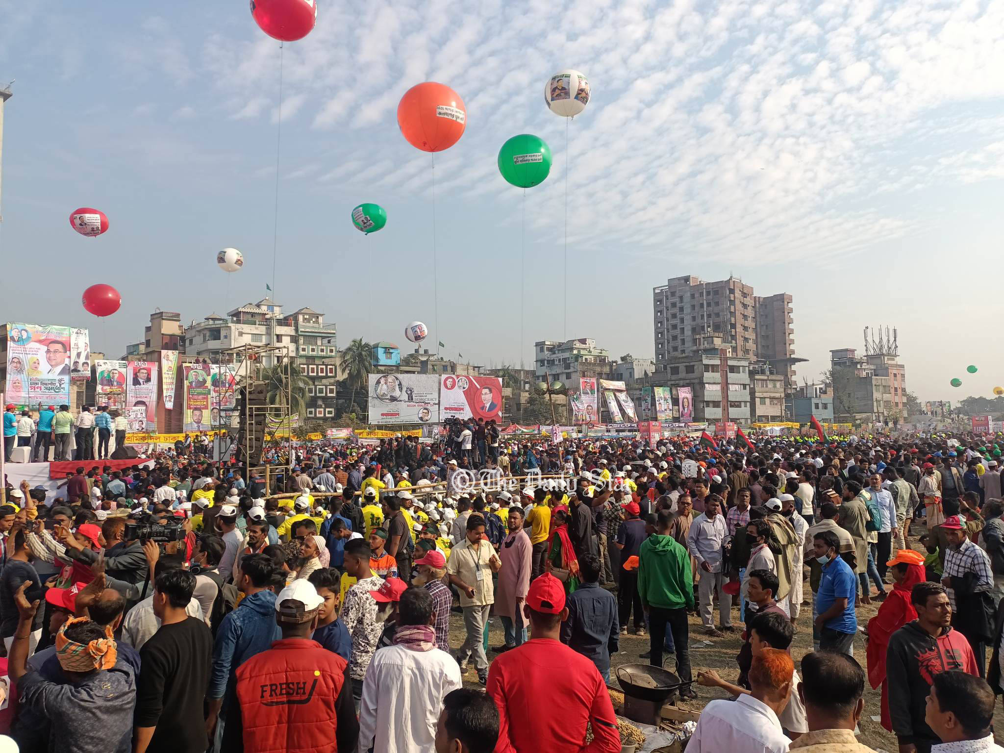 রাতেই গোলাপবাগ মাঠ পূর্ণ, মিছিলের স্রোতে ভরে যাচ্ছে আশেপাশের এলাকা