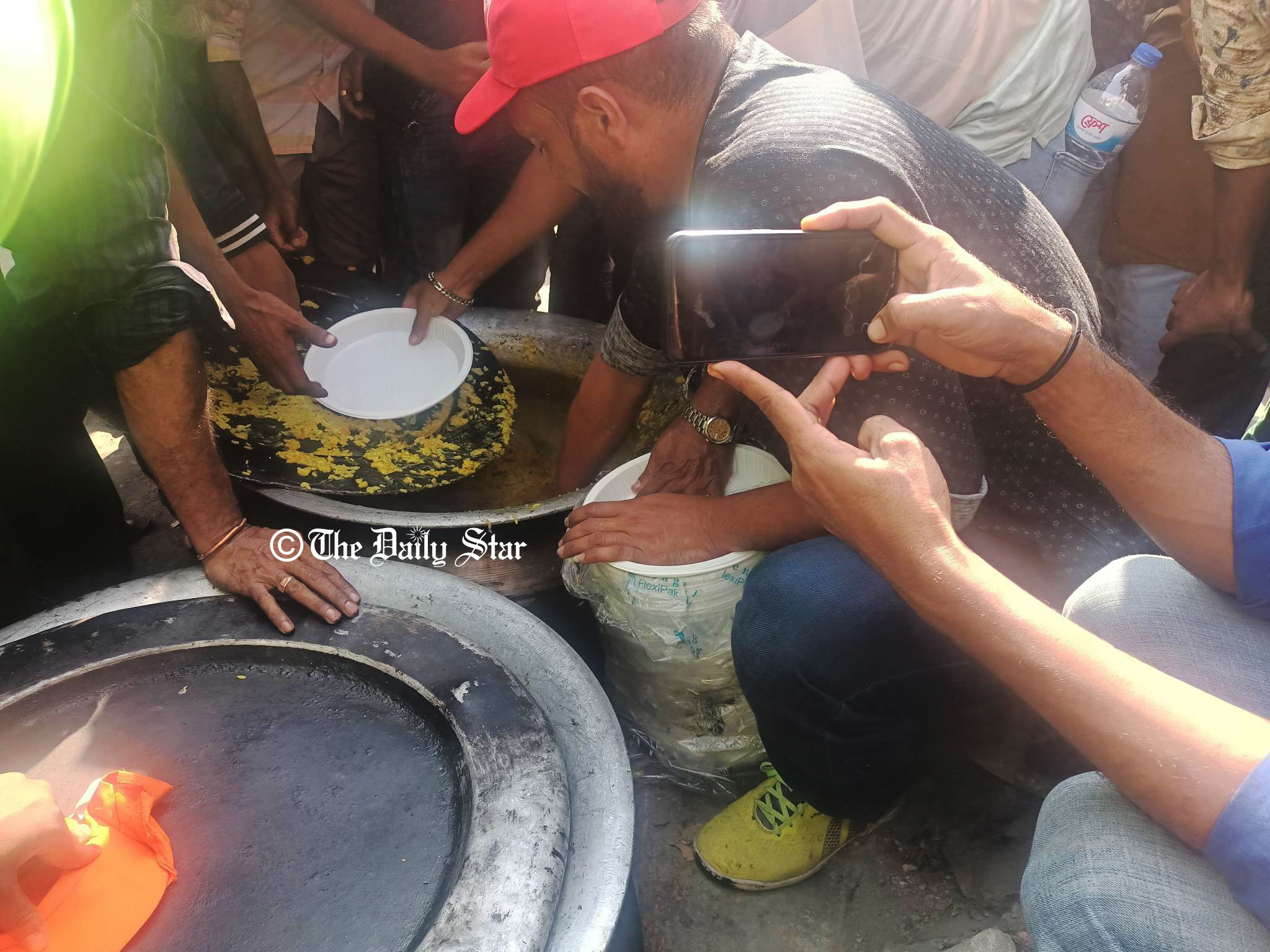 সমাবেশস্থলে খিচুড়ি-পানি-শুকনো খাবার বিতরণ করছেন বিএনপির স্বেচ্ছাসেবকরা