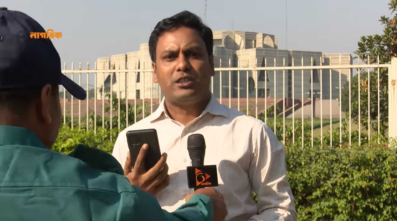 লাইভ চলাকালে সাংবাদিকের মাইক্রোফোন কেড়ে নিলো পুলিশ