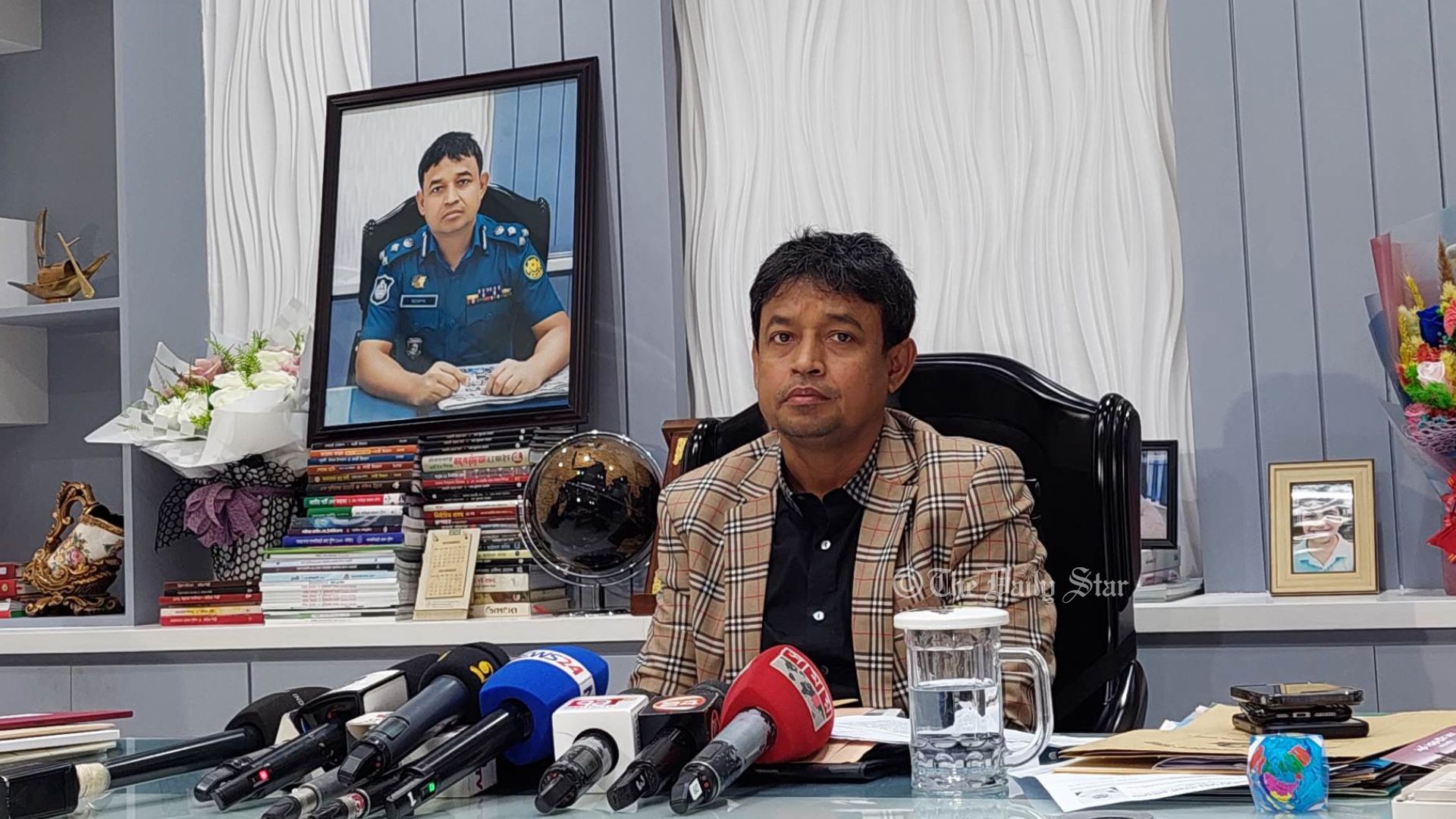 শুধু ভাতই খাওয়াই না, অস্ত্রও উদ্ধার করি: ডিবি প্রধান