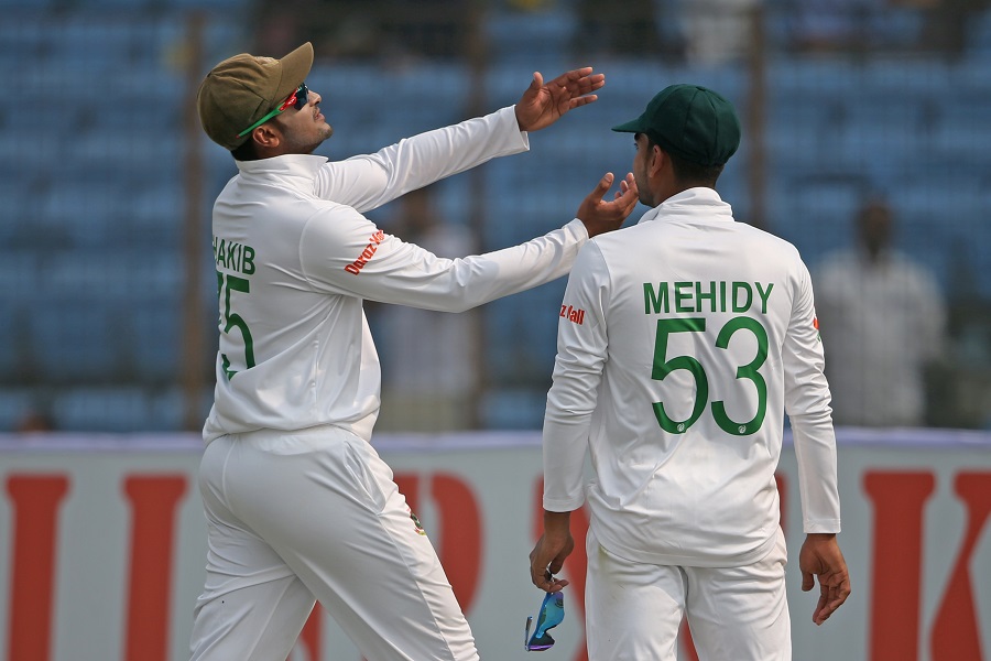 যে কারণে দ্বিতীয় দিনে এক ওভারও বল করেননি সাকিব